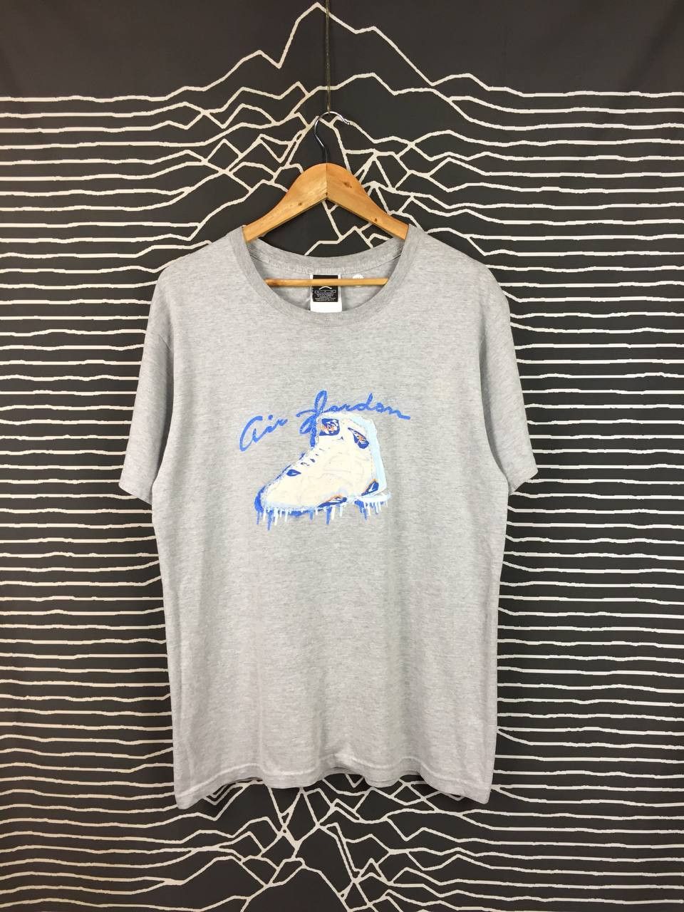 Nike Vtg Nike Air Jordan Jumpman Frozen Sneaker Graphic Tee Size US S / EU 44-46 / 1 - 2 Thumbnail