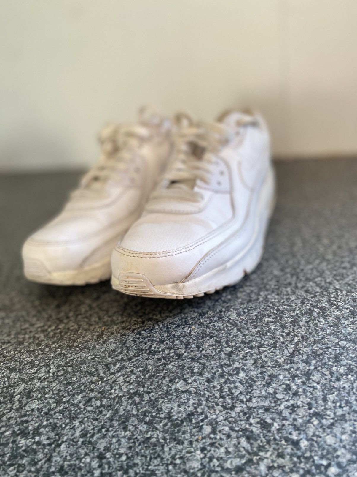 Nike Woman’s air maxes Size US 7 / IT 37 - 2 Thumbnail