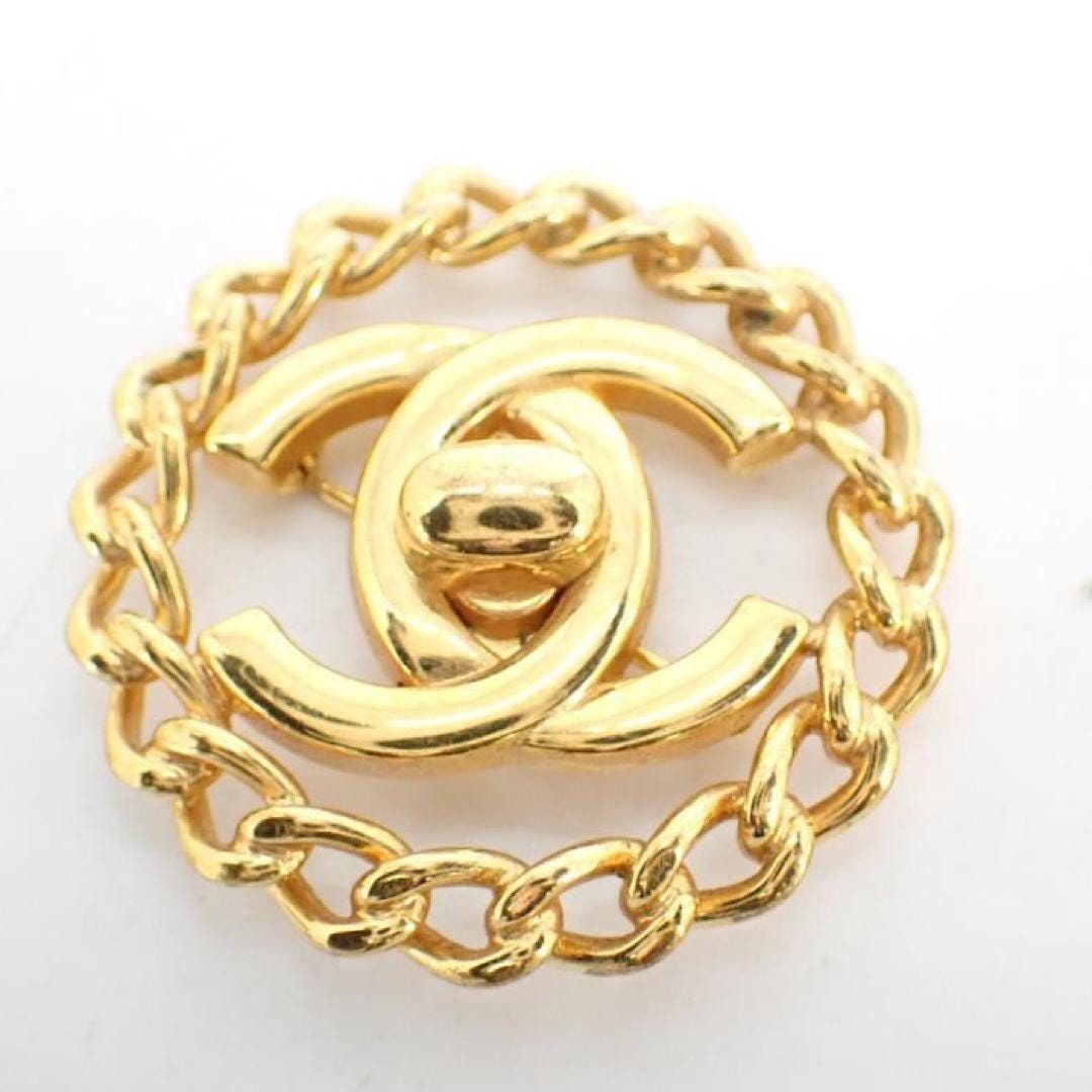 Chanel Vintage CHANEL golden chain frame turn lock CC pin brooch. Size ONE SIZE - 1 Thumbnail