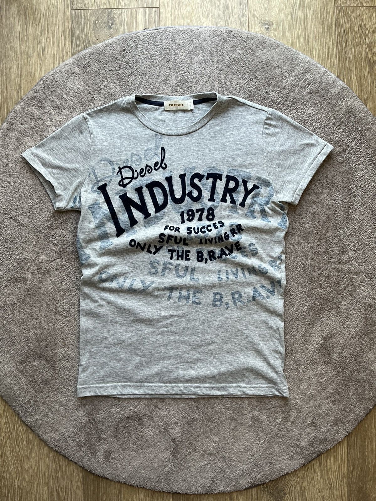 Diesel × Vintage Vintage diesel t-shirt with corduroy logo Size US S / EU 44-46 / 1 - 1 Thumbnail