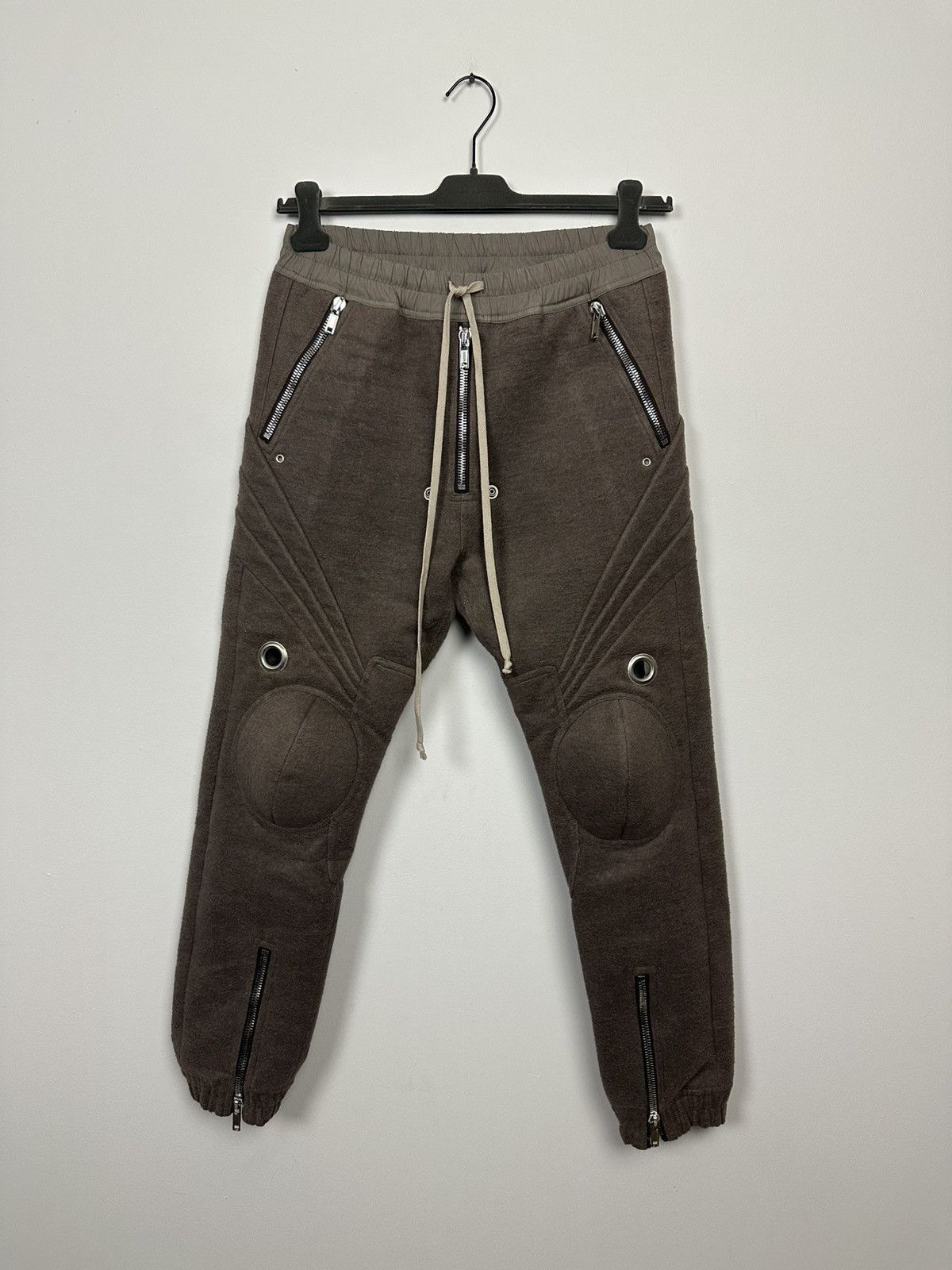 Rick Owens FW20 ‘PERFORMA’ Knee-Pad Insert Joggers Size US 34 / EU 50 - 1 Thumbnail