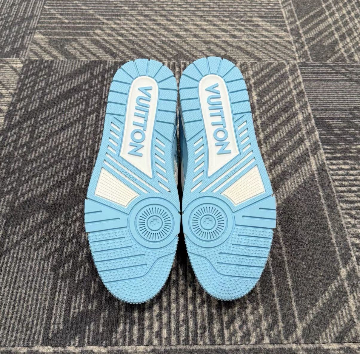 Louis Vuitton Louis Vuitton Trainer Embossed Blue & White Sneakers J42 Size US 8.5 / EU 41-42 - 6 Thumbnail