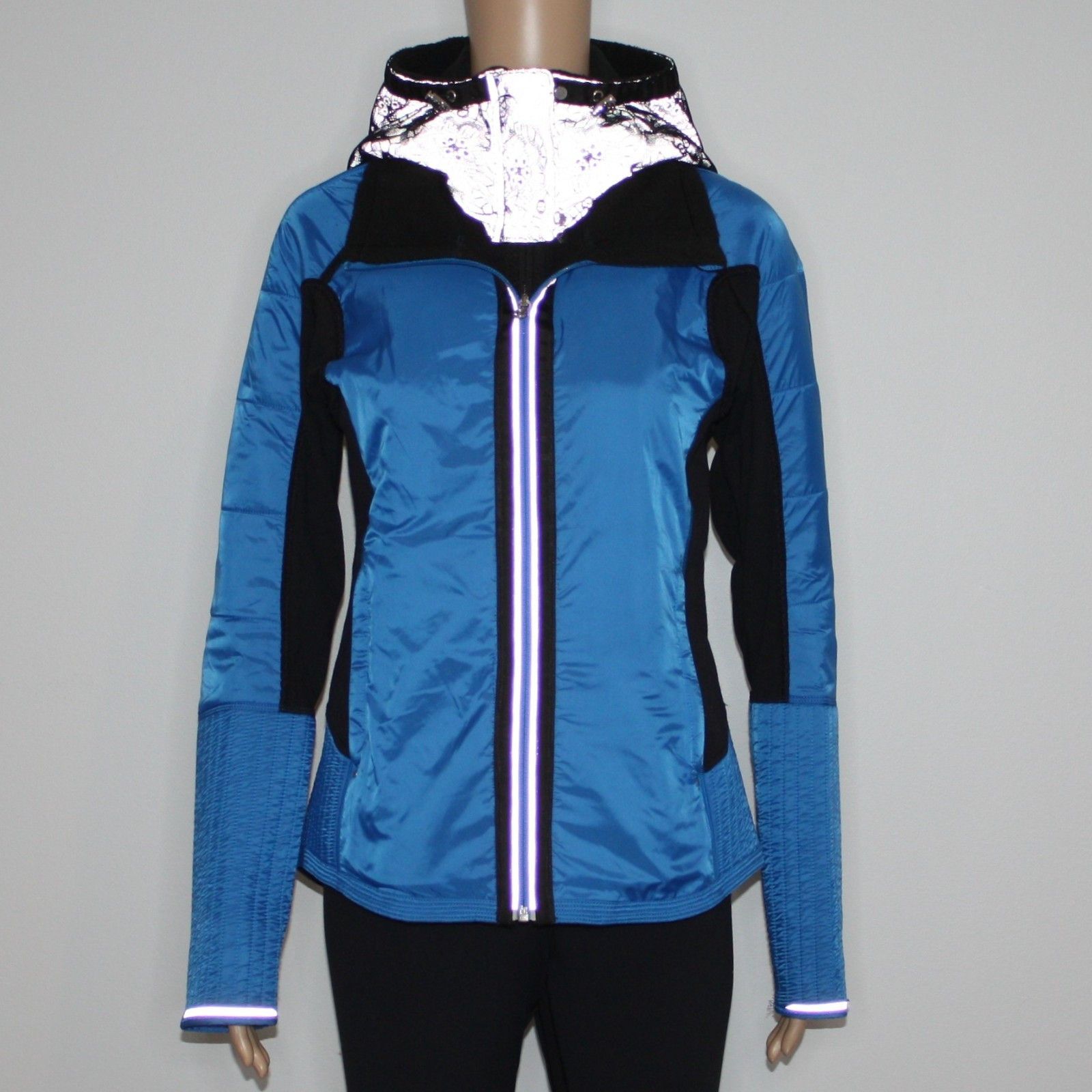Lululemon Bundle Up Jacket in Black & Beaming Blue in size 8 NWOT Size M / US 6-8 / IT 42-44 - 14 Thumbnail