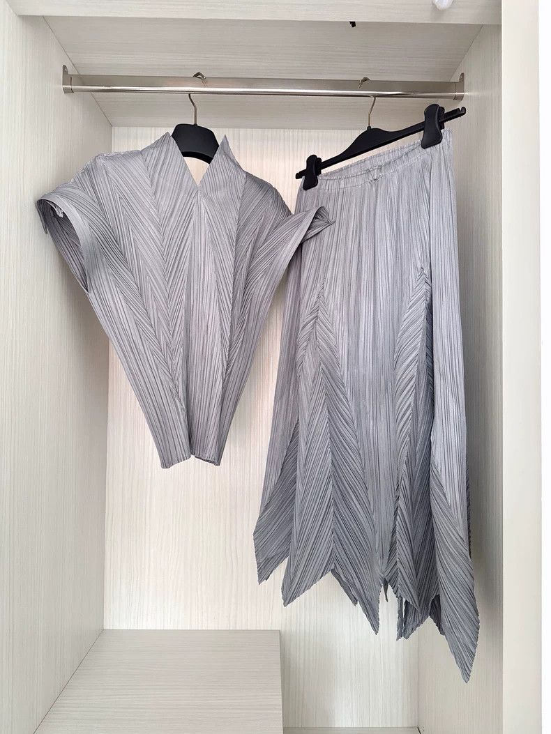 Issey Miyake Issey Miyake size:3 Grey pleated short-sleeved shirt Size S / US 4 / IT 40 - 3 Thumbnail