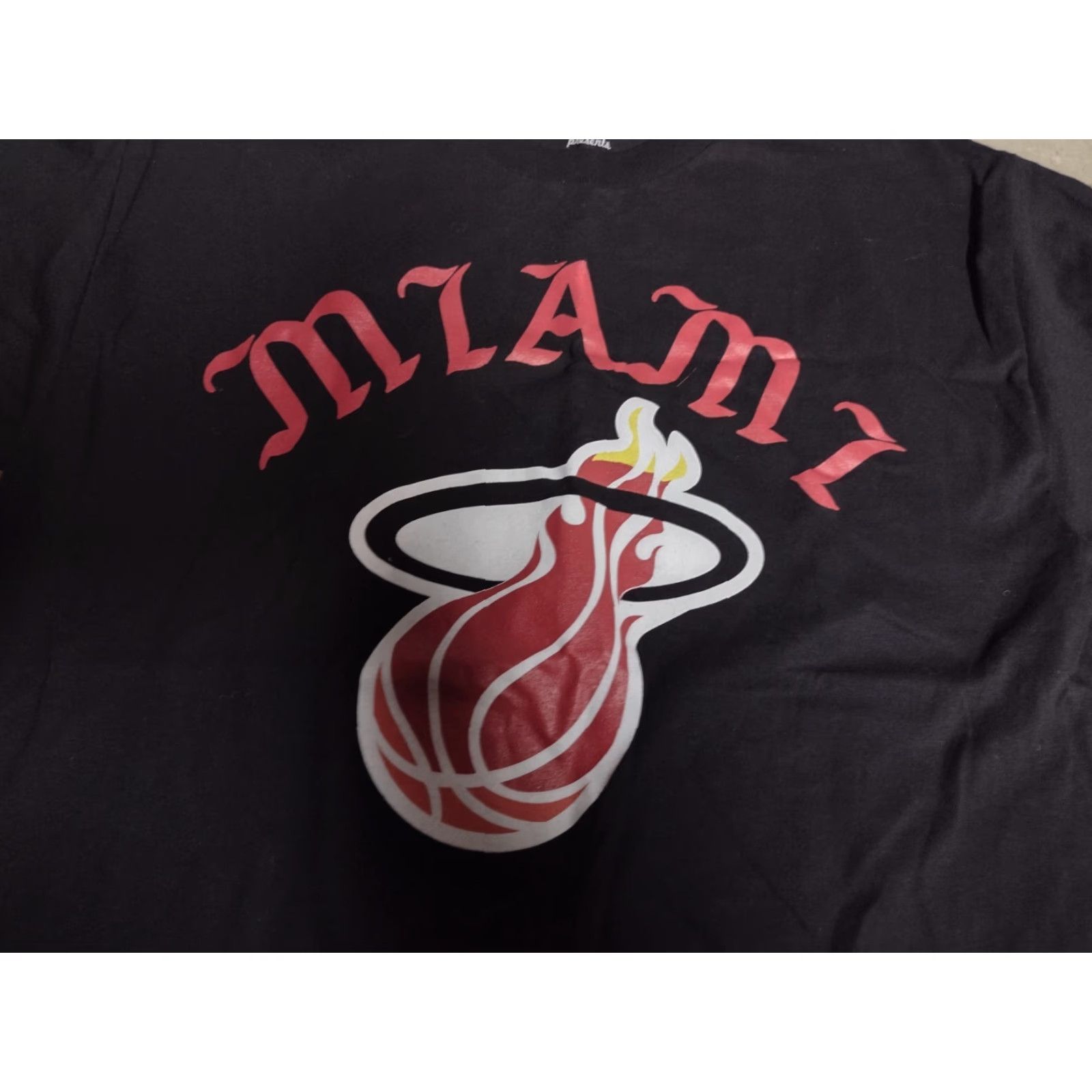 NBA NBA Miami Heat Hardwood Classics Graphic Tee by We Love Fine Mens Large Black Size US L / EU 52-54 / 3 - 3 Thumbnail