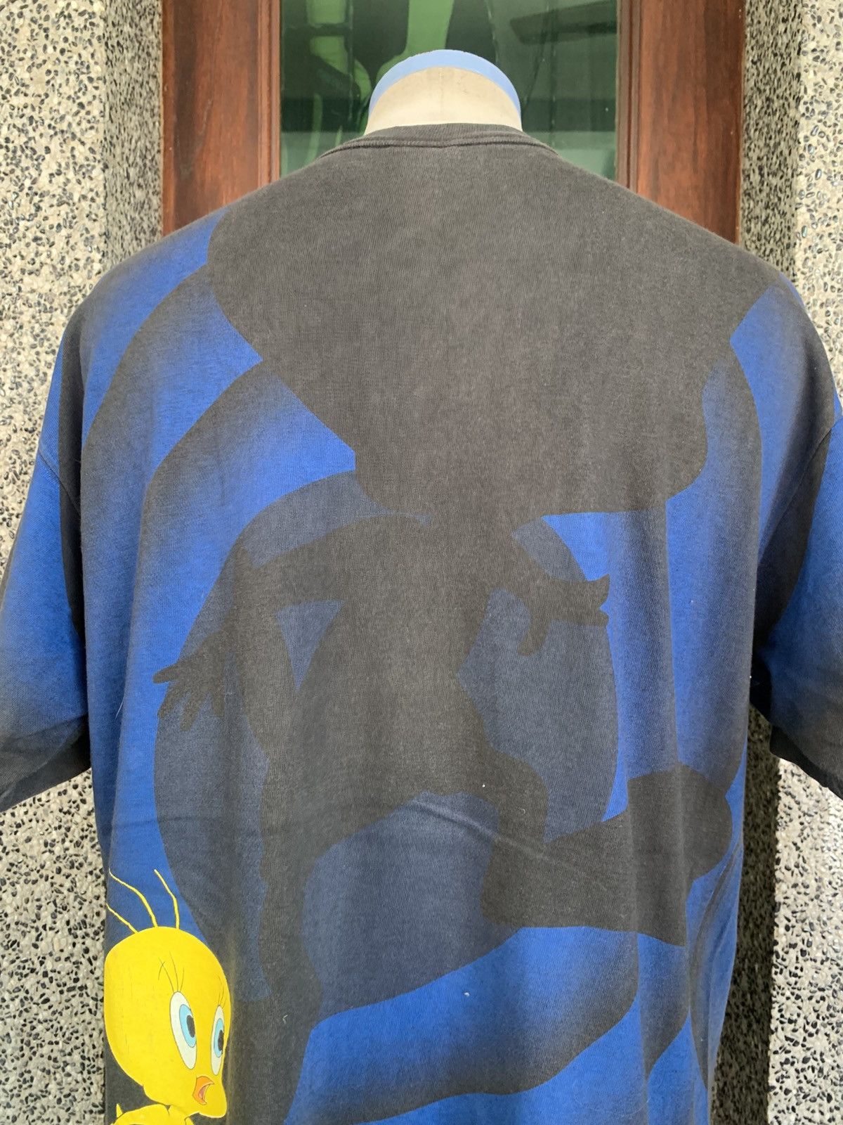 Vintage Vintage 90s Tweety Looney Tunes AOP Bulleyes T Shirt Size US L / EU 52-54 / 3 - 6 Thumbnail