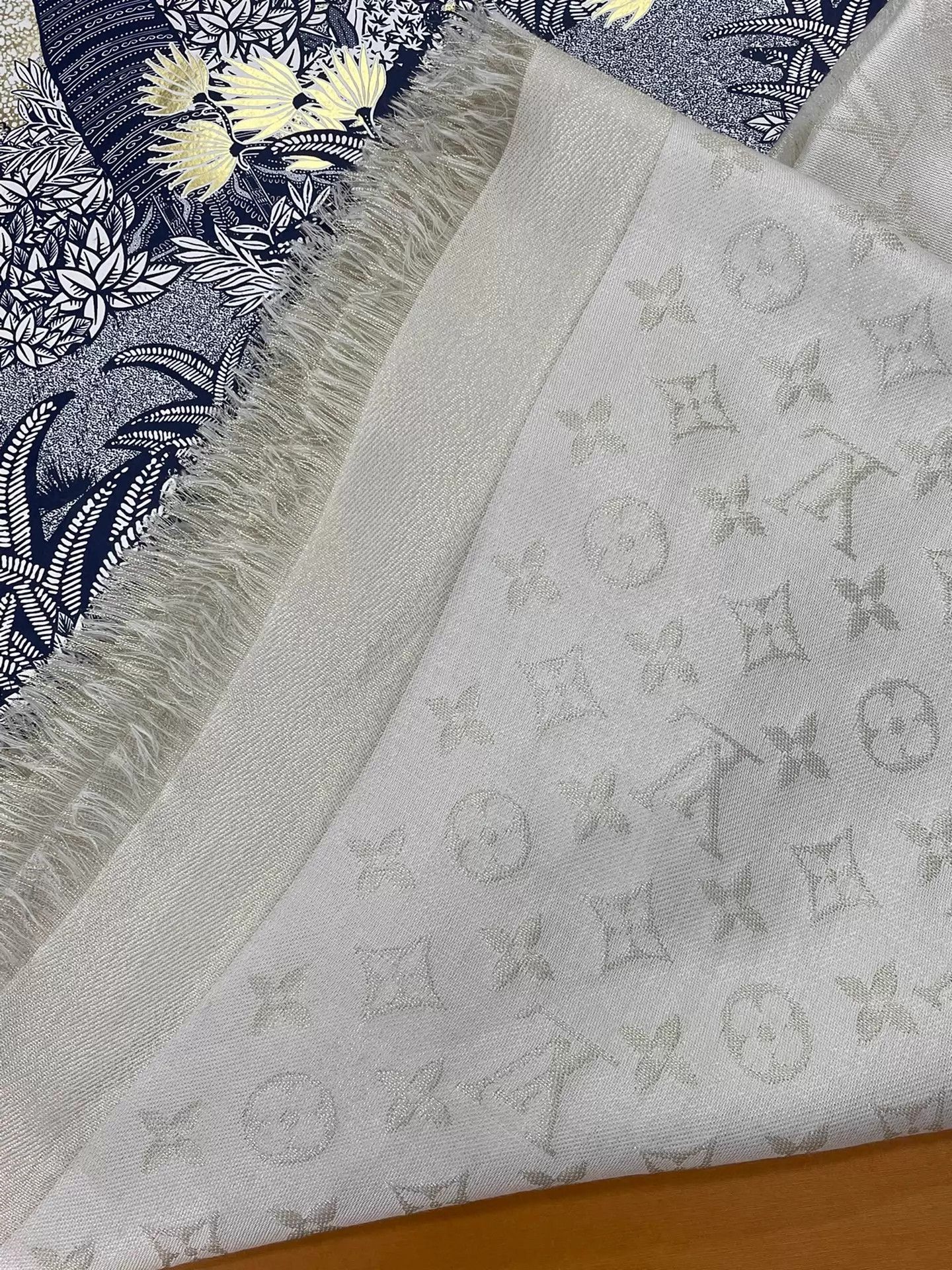 Louis Vuitton LV White Monogram Large Scarf New Size ONE SIZE - 3 Thumbnail