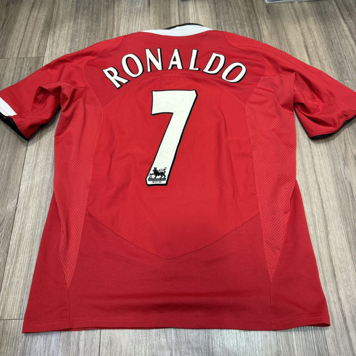 Nike Manchester united 04/06 home shirt #7 Ronaldo Size US M / EU 48-50 / 2 - 2 Thumbnail