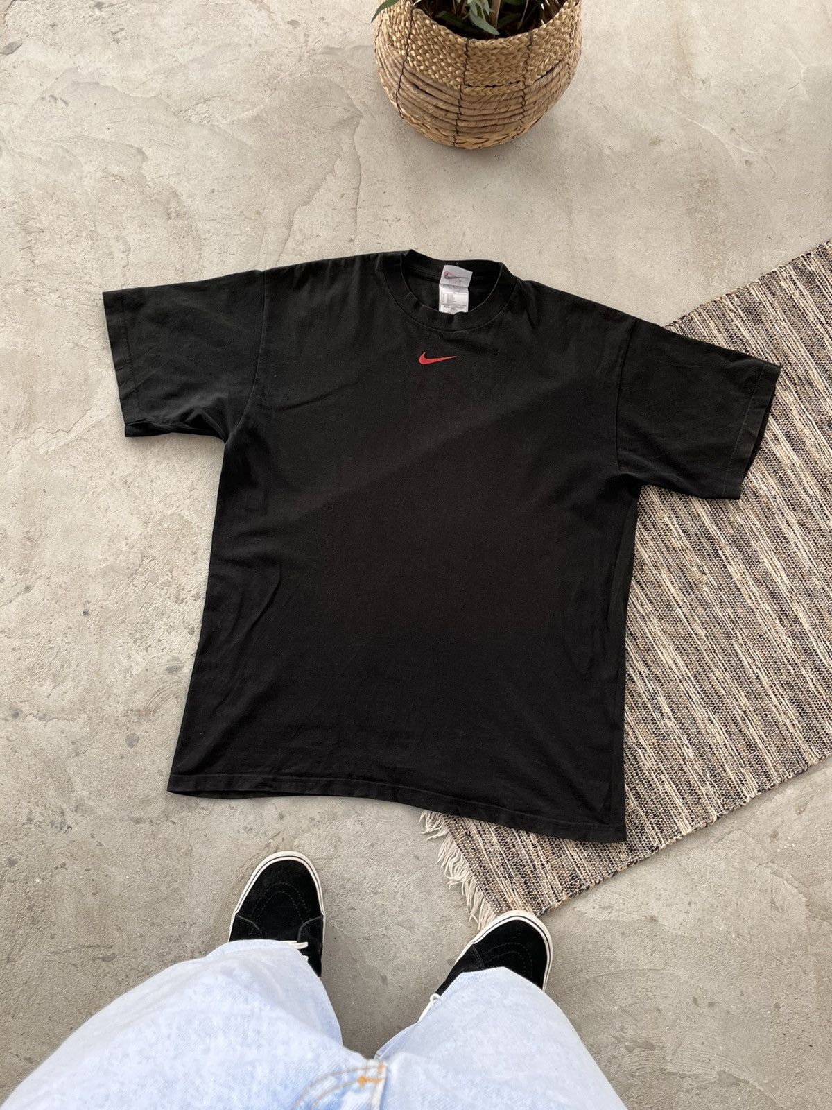 Nike 90s Vintage Nike Black Center logo Tshirt Big Swoosh Back Size US L / EU 52-54 / 3 - 1 Thumbnail