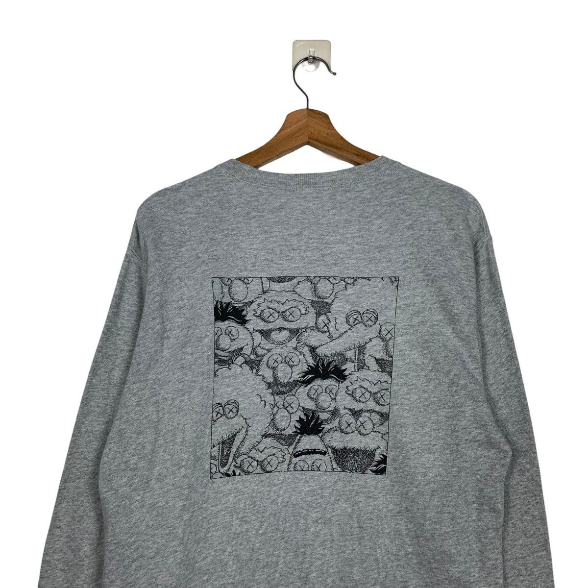 Uniqlo KAWS SESAME STREET Graphics Crewneck Sweatshirt #1978-C86 Size US S / EU 44-46 / 1 - 8 Thumbnail
