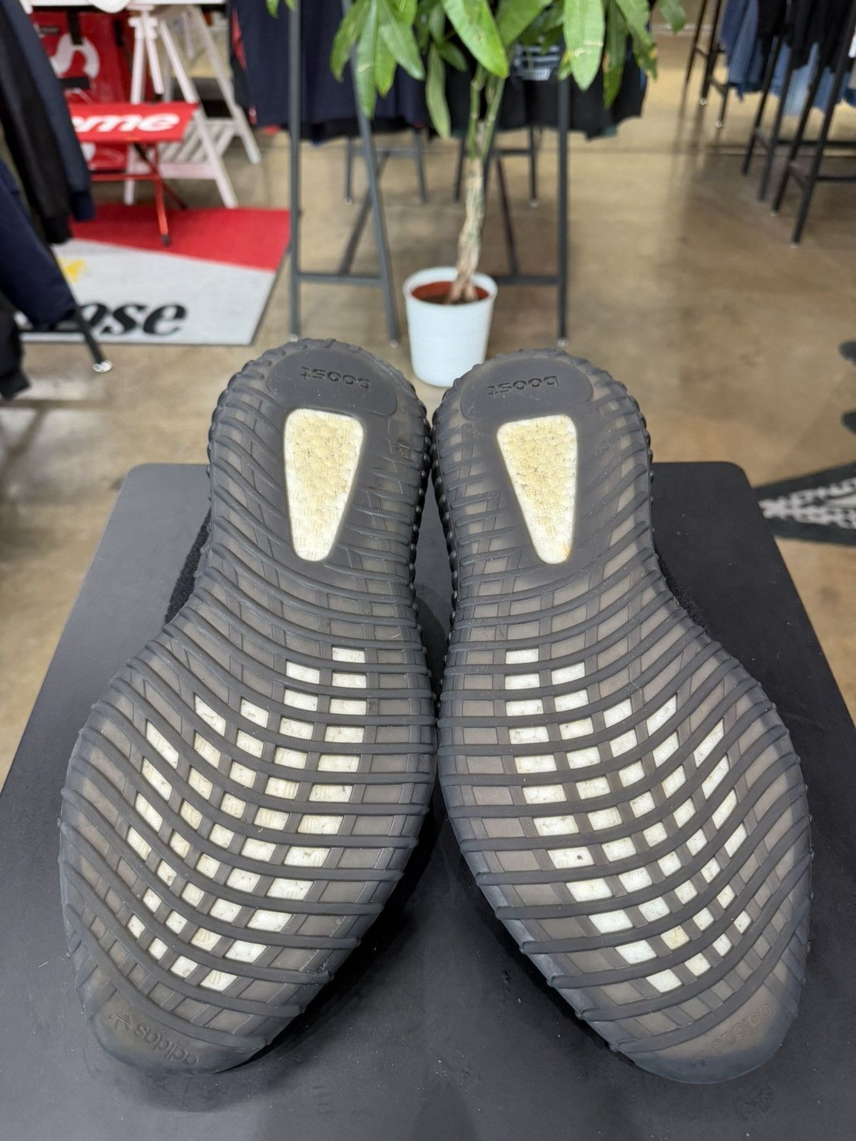 Adidas Adidas Yeezy Boost 350 V2 Black Red Size 13 (2017) Size US 13 / EU 46 - 9 Thumbnail