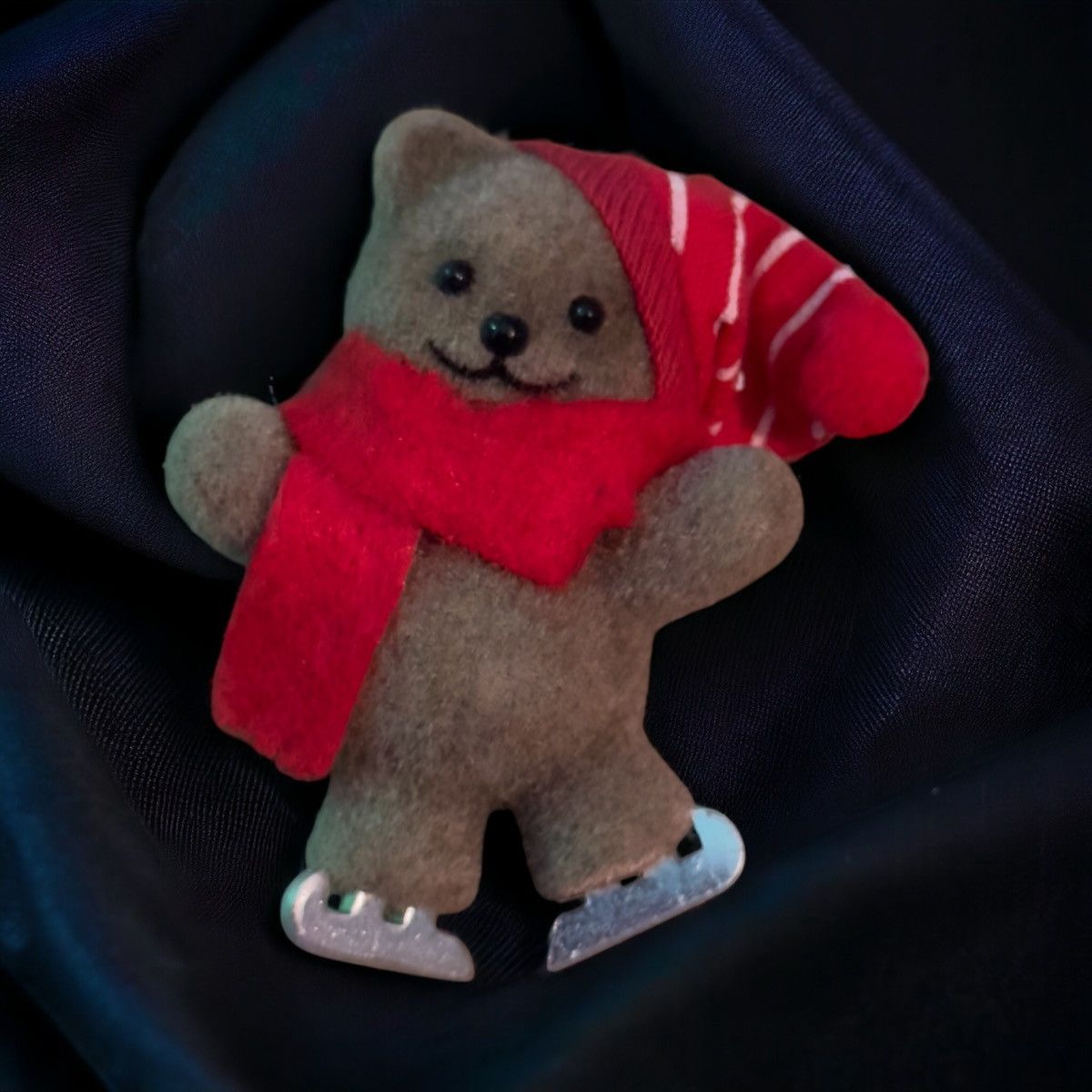 Vintage Vintage 80’s flocked ice skating teddy bear brooch Size ONE SIZE - 1 Thumbnail