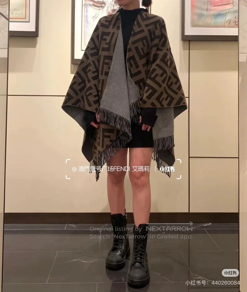 Fendi Fendi size 140*145 cm Double-Sided Cashmere Logo Cloak/Shaw Size ONE SIZE - 7 Thumbnail