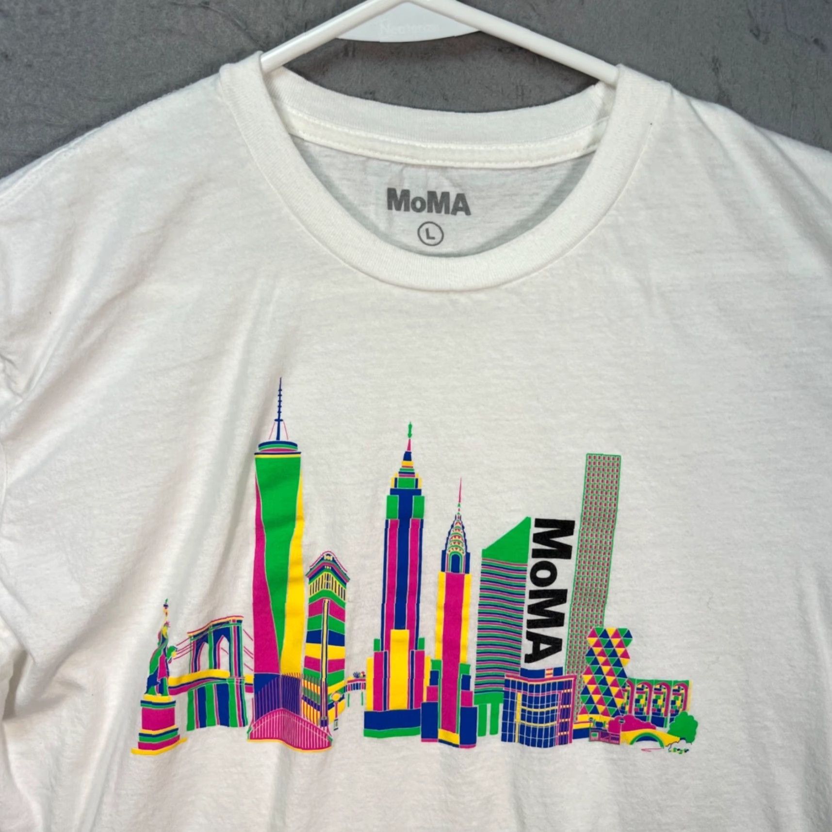 MoMA MOMA T-Shirt Mens Large White Colorful New York City Skyline Shirt Adult Large Mens White T-Shirt NYC Skyline 2020s Size US L / EU 52-54 / 3 - 4 Thumbnail