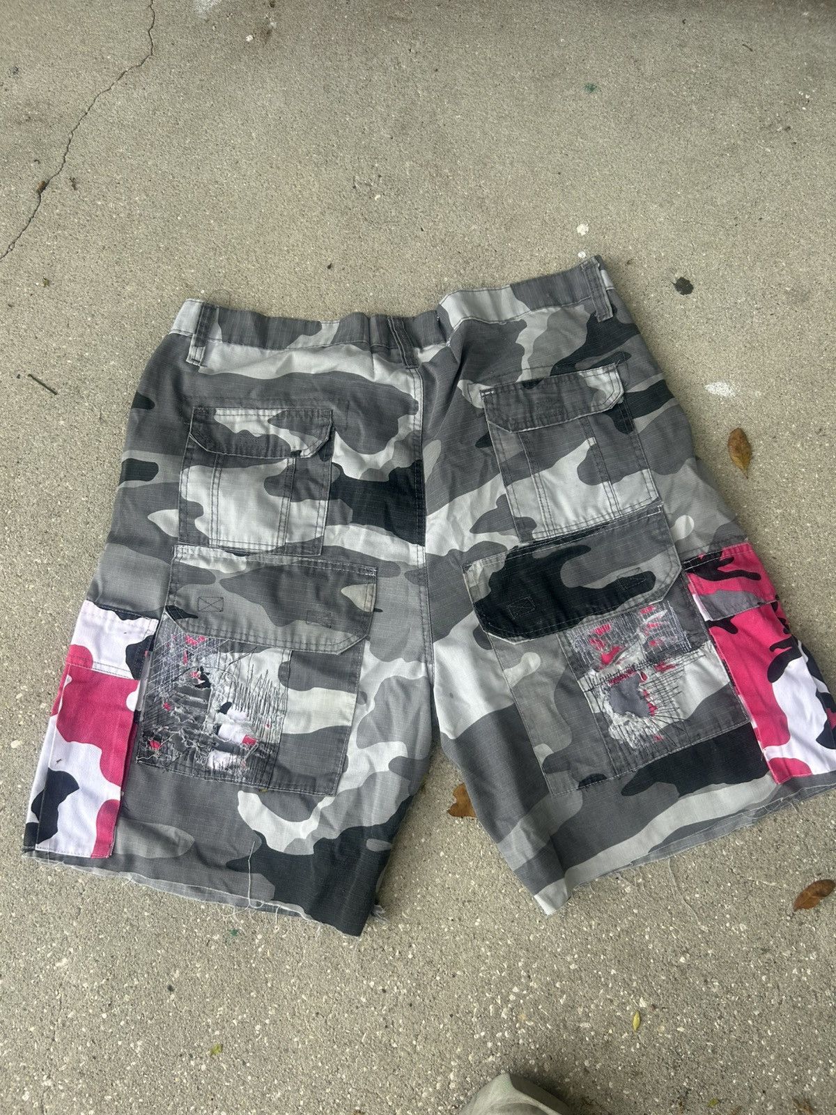 Other 1/1 Your World distressed repaired snow camo 8 pocket cargos Size US 42 / EU 58 - 3 Thumbnail