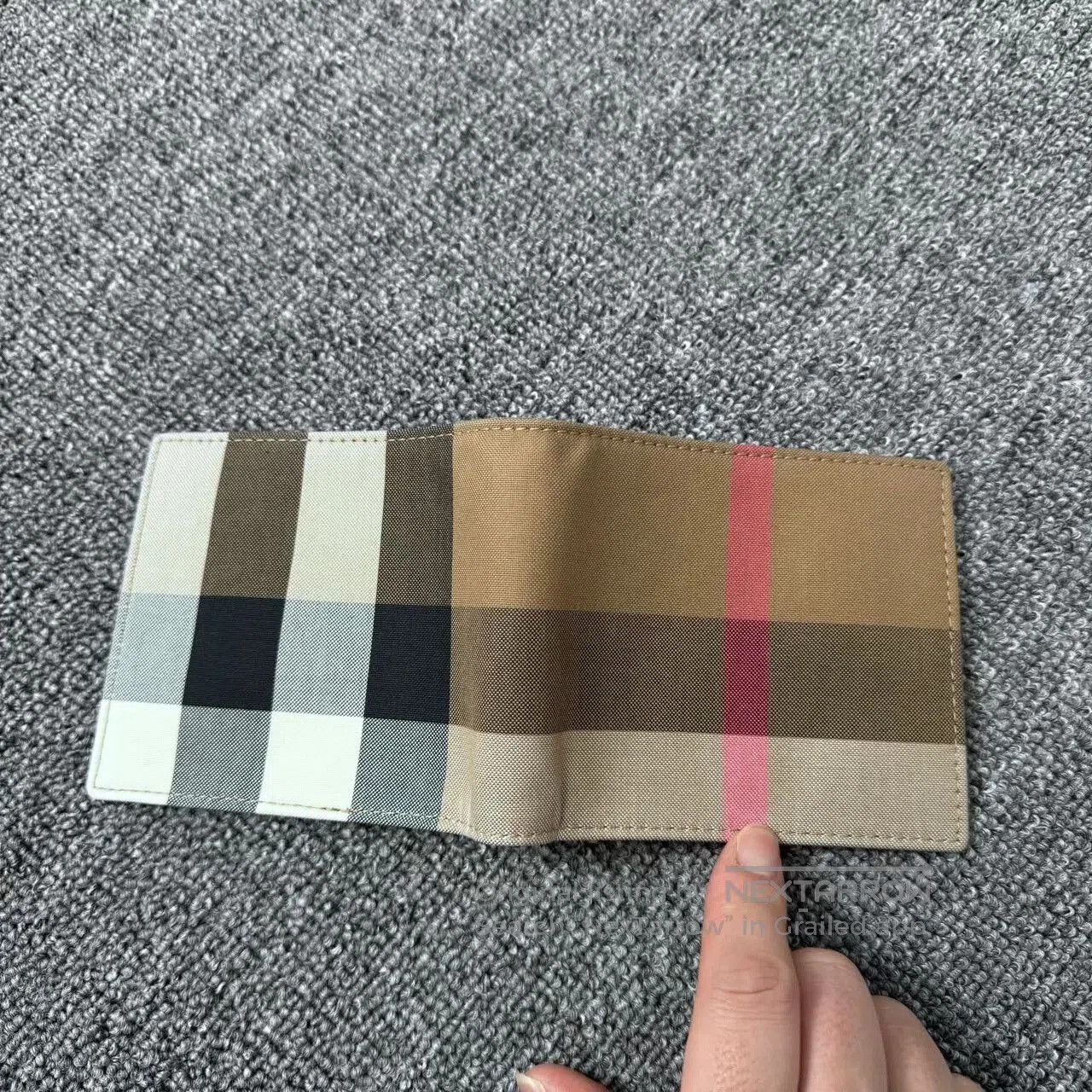 Burberry Burberry Classic Check Wallet. Size ONE SIZE - 3 Thumbnail