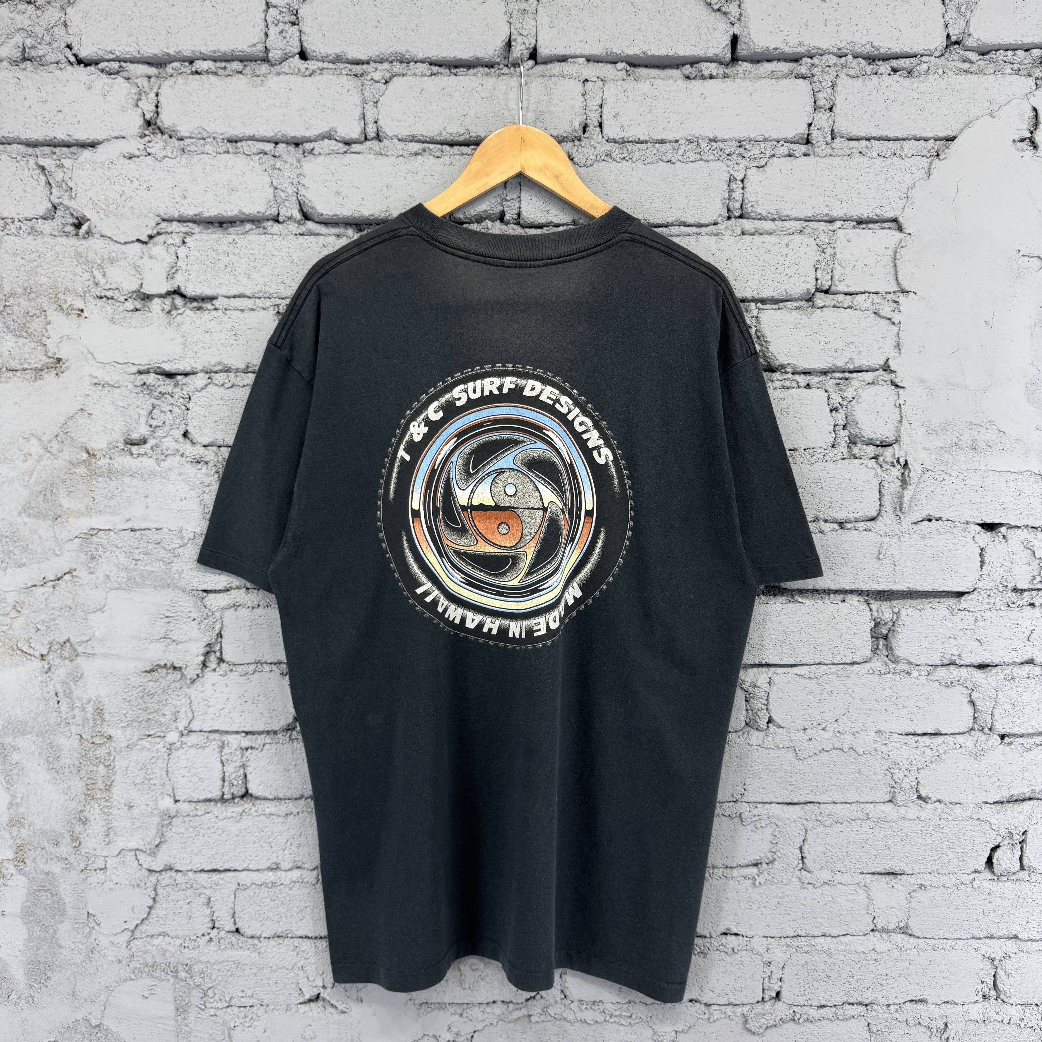 Vintage Vintage 90s Sunfaded T&C Surf Designs Hawaii Backhit Surfing Size US L / EU 52-54 / 3 - 1 Thumbnail