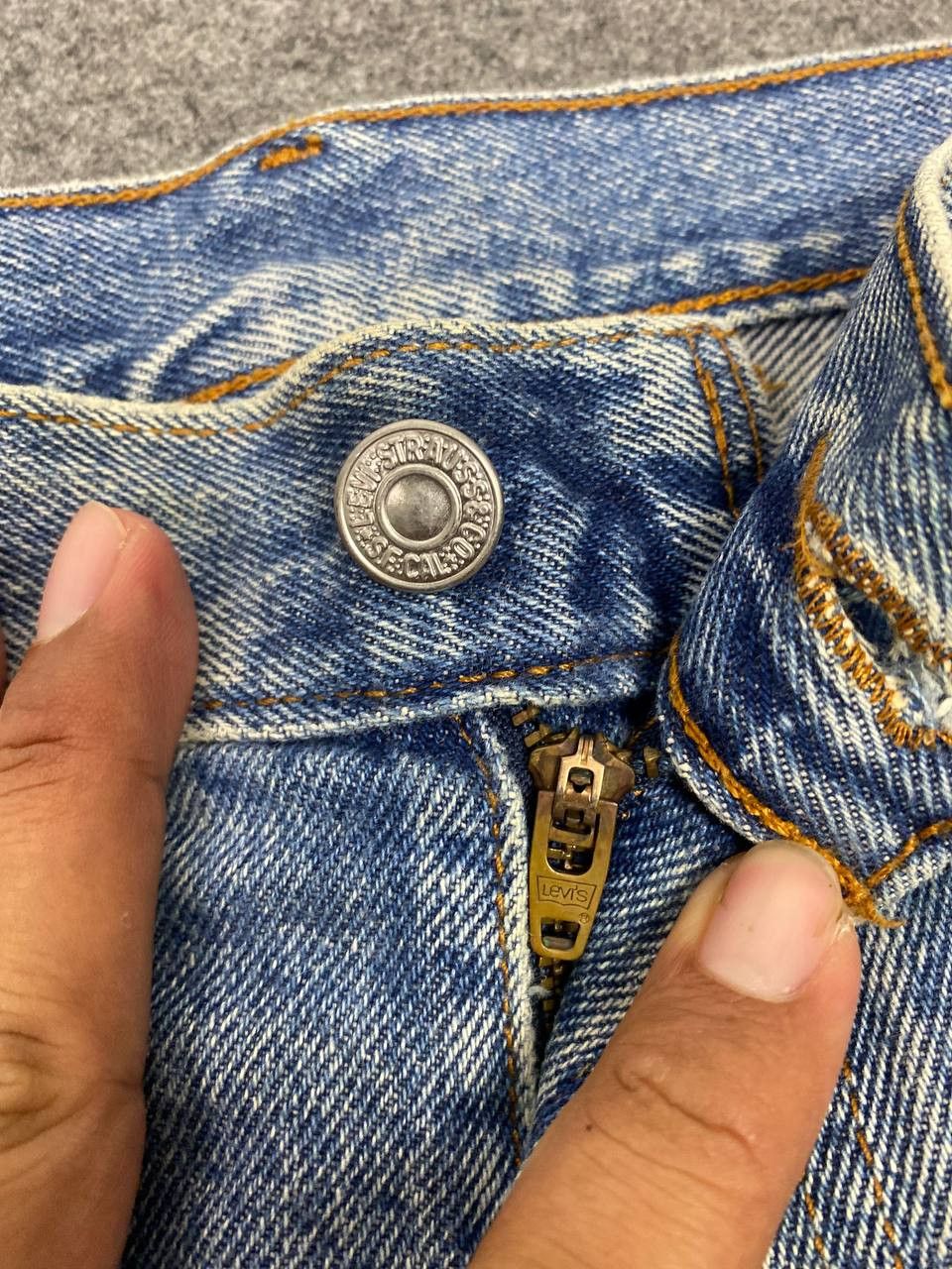 Levi's vintage levis 560 distressed denim Size US 36 / EU 52 - 14 Thumbnail