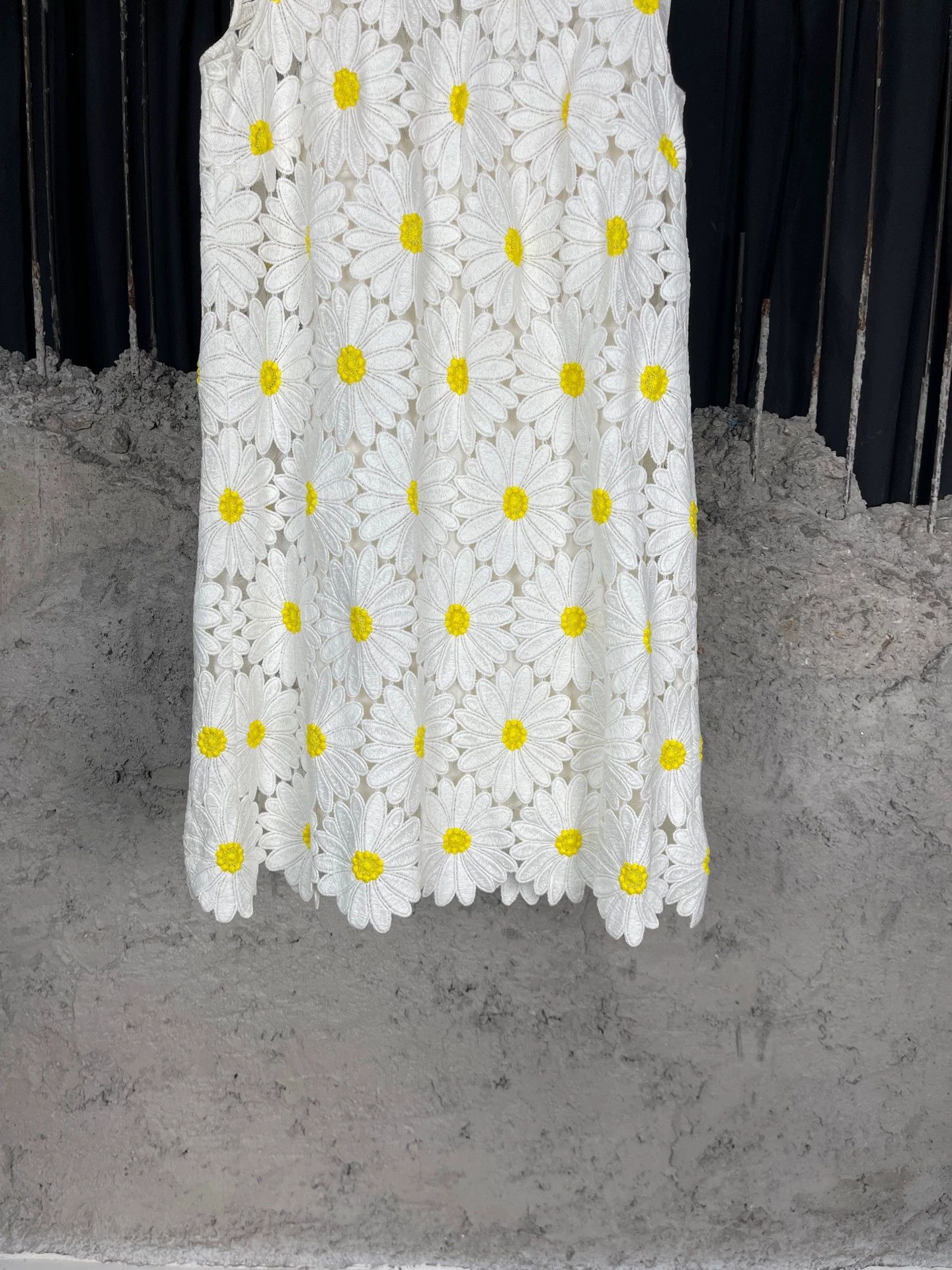 Dolce & Gabbana Dolce & Gabbana Women's Daisy Print Dress 40 99 New Size S / US 4 / IT 40 - 4 Thumbnail
