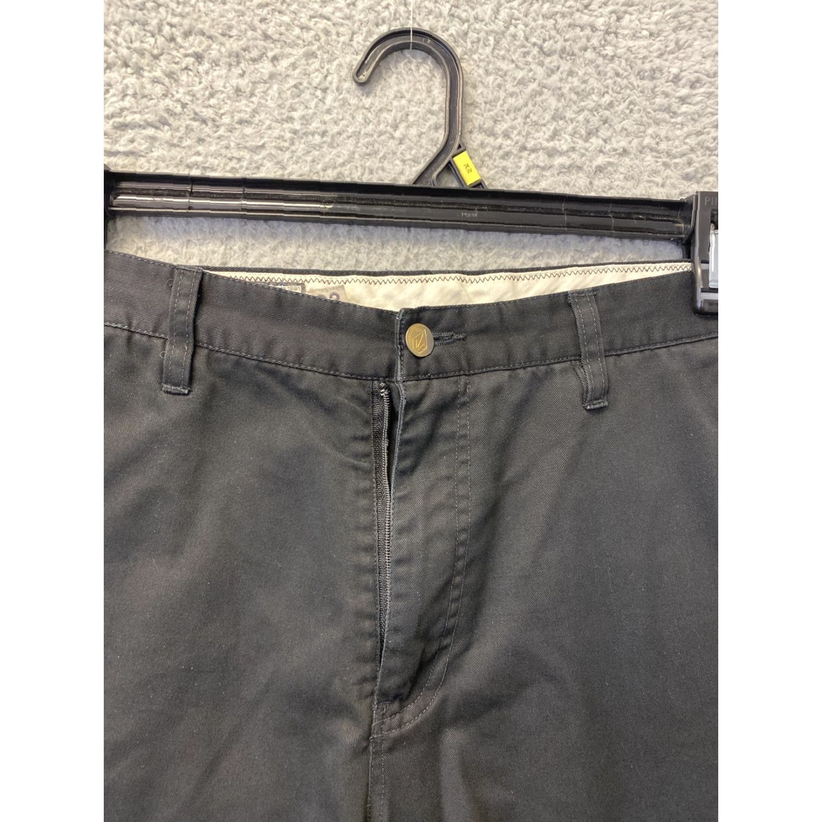 Volcom Volcom Shorts Mens Size 33 Black Flat Front Cotton Blend 96-53 Size US 33 - 2 Thumbnail