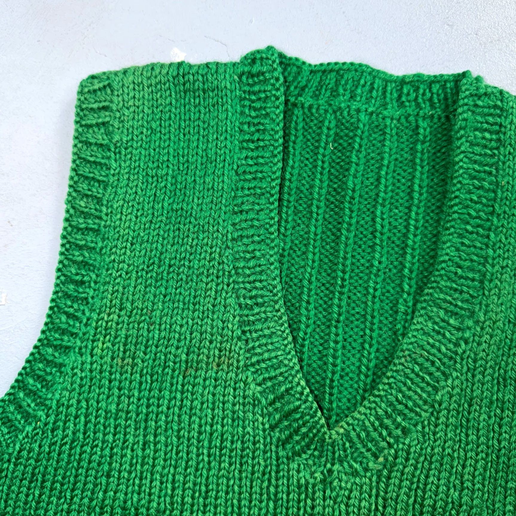 Vintage VTG Green Vest Knitted Sleeveless Sweater Pullover Handmade Knit 70s 1970s Vest Green VTG Knitted Sleeveless Sweater Pullover Handmade Knit 70s 1970s Size S / US 4 / IT 40 - 2 Thumbnail
