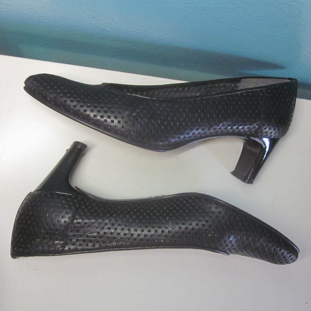 Stuart Weitzman Stuart Weitzman Ariela Perforated Leather Heels 39 Size 8.5 Size US 8.5 / IT 38.5 - 6 Thumbnail