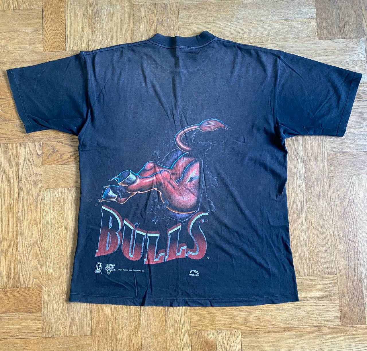 Nutmeg Vintage 1993 Nutmeg Chicago Bulls NBA T Shirt Size US XL / EU 56 / 4 - 7 Thumbnail