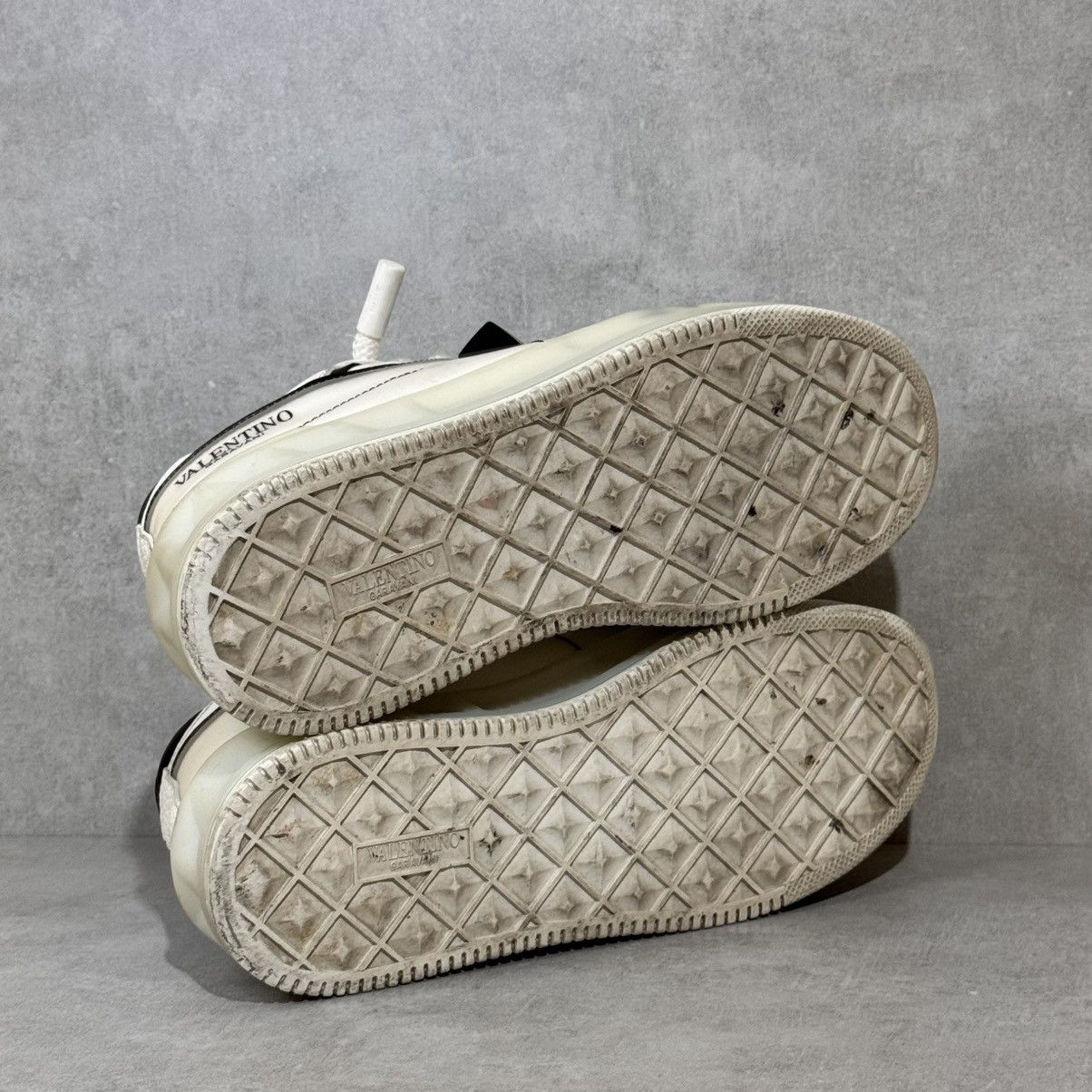 Valentino VALENTINO GARAVANI ONE STUD LOW TOP Size US 7 / EU 40 - 5 Thumbnail