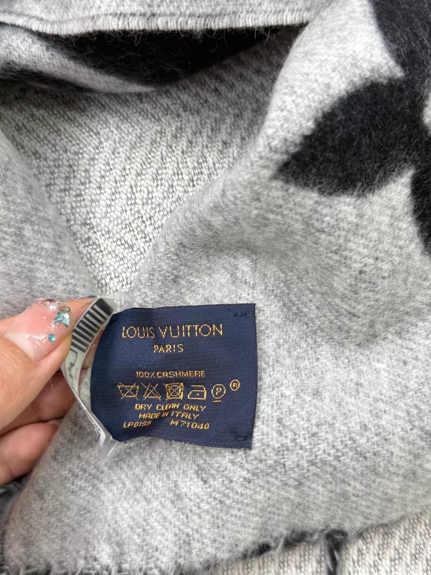 Louis Vuitton LV Monogram Black Gray Double-Face Wool Scarf NIB Size ONE SIZE - 5 Thumbnail