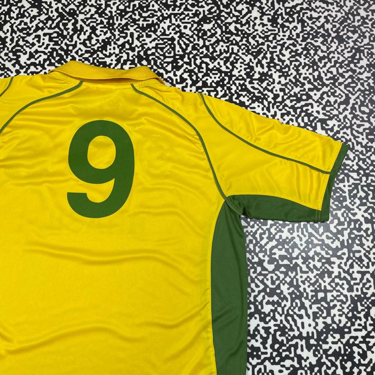 Vintage Vintage Y2K Brasil 9 Ronaldo Retro Soccer Jersey World Cup Size US L / EU 52-54 / 3 - 11 Thumbnail