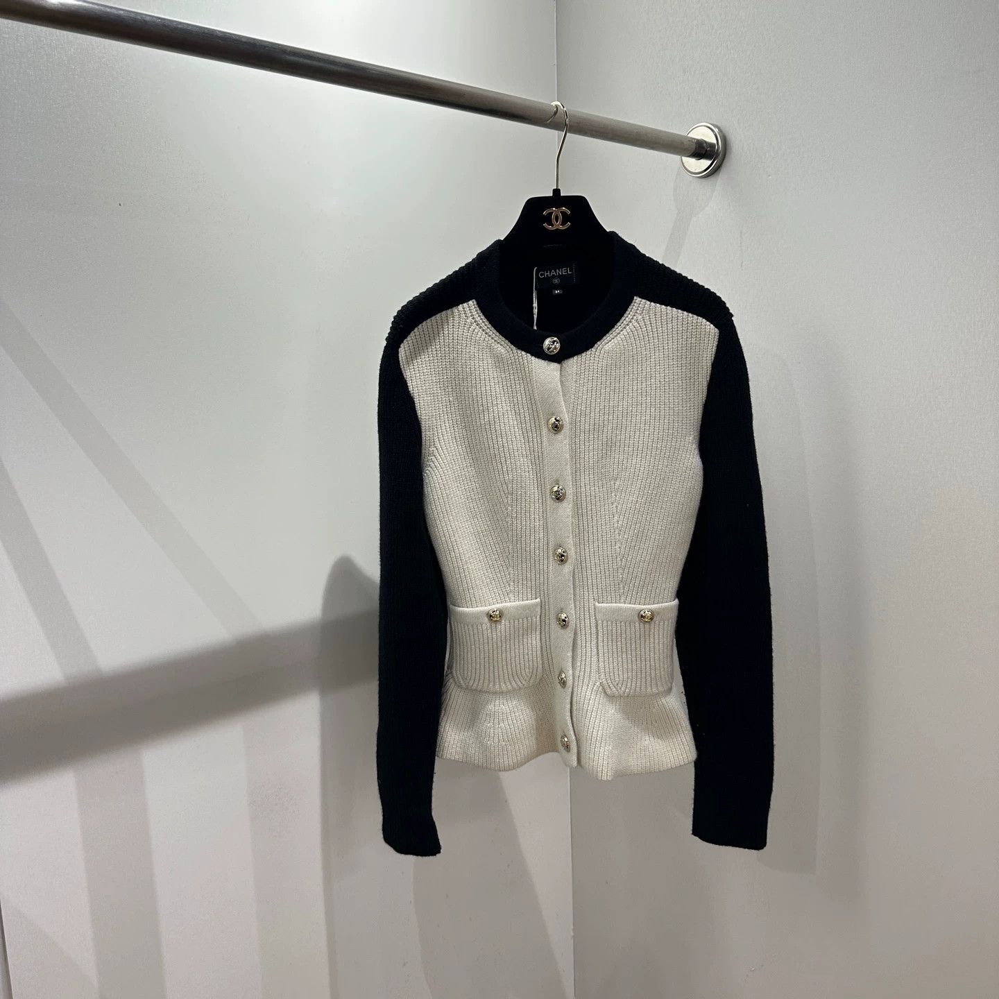 Chanel Chanel Color-Blocked Logo-Button Wool Knit Cardigan Size XS / US 0-2 / IT 36-38 - 1 Thumbnail