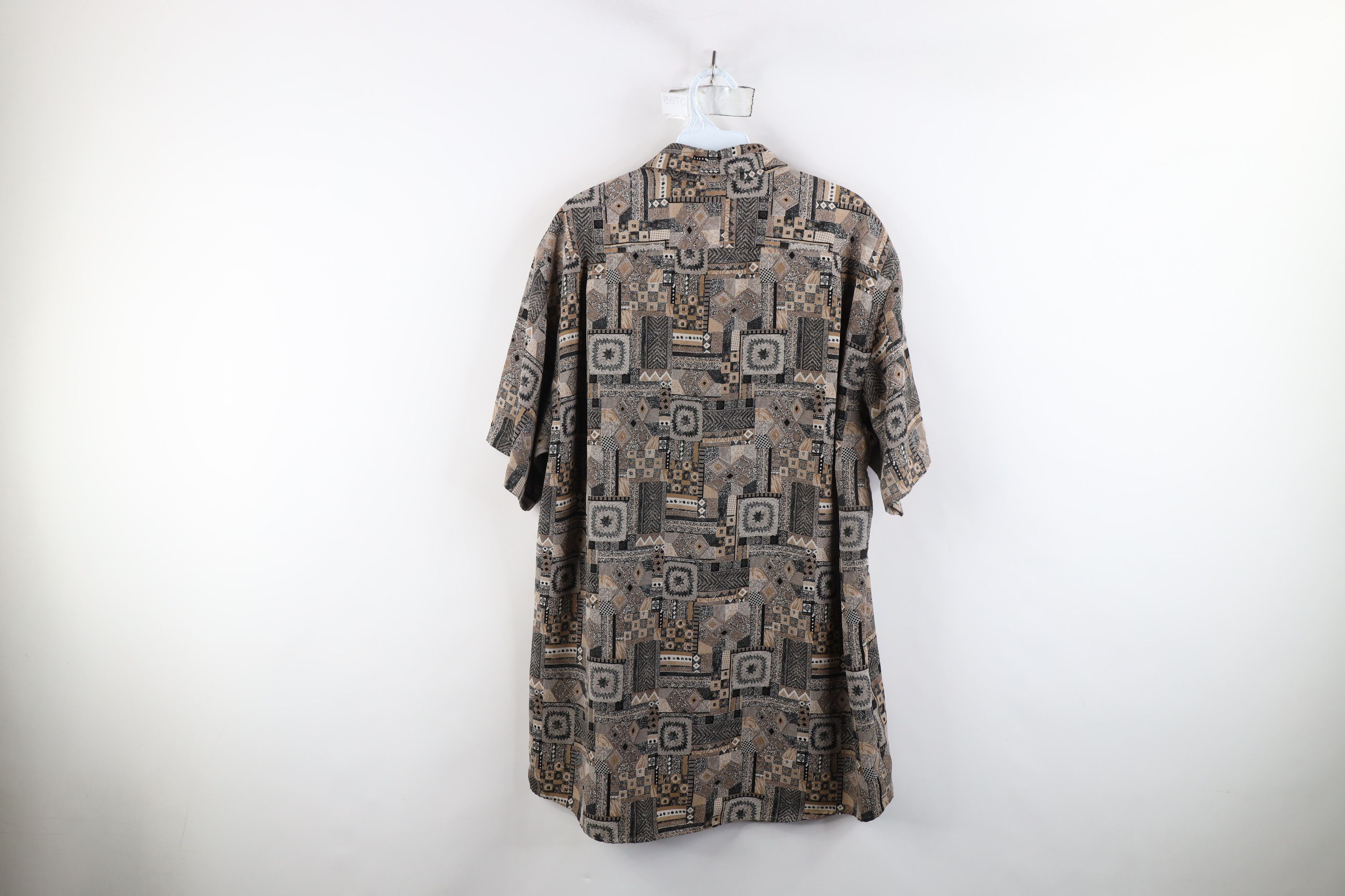 Vintage Vintage 90s Streetwear Geometric Collared Button Shirt Size US L / EU 52-54 / 3 - 8 Thumbnail