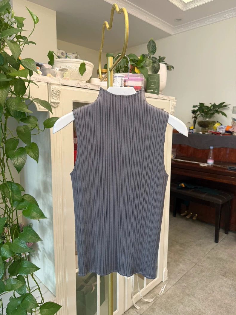 Issey Miyake Issey Miyake size:5 Grey pleated vest Size XS / US 0-2 / IT 36-38 - 1 Thumbnail
