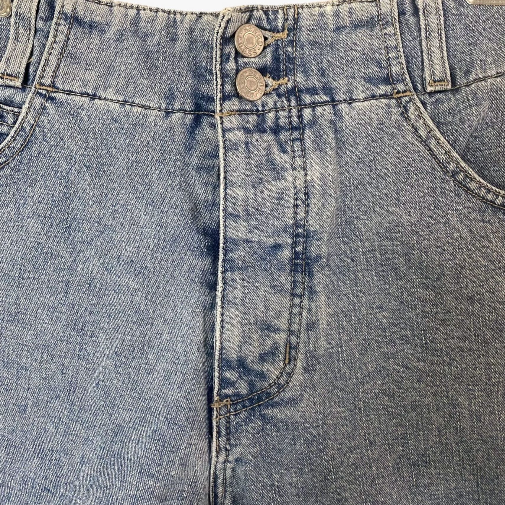 Guess VINTAGE GUESS 90s High-Waisted Jean Shorts Womens Size 30 Light Wash Button Fly Denim USA Size 30" / US 8 / IT 44 - 5 Thumbnail