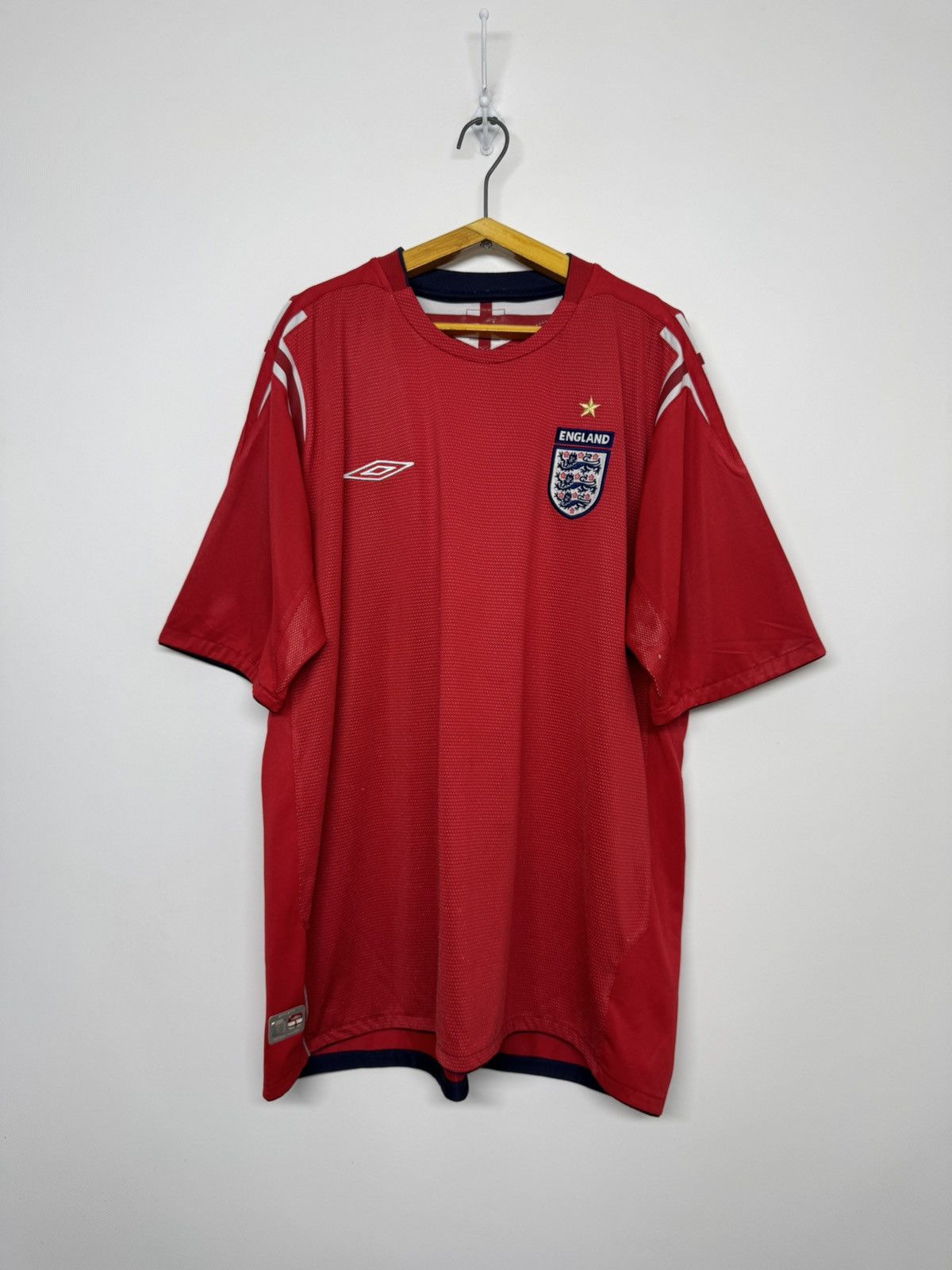 Umbro Vintage ENGLAND 2004 AWAY FOOTBALL SHIRT SOCCER JERSEY UMBRO Size US M / EU 48-50 / 2 - 3 Thumbnail