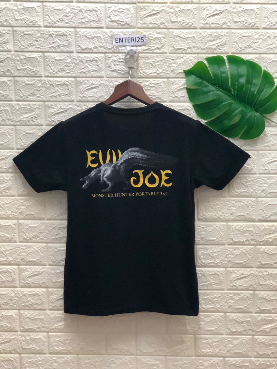 Japanese Brand MONSTER HUNTER x UNIQLO BLACK TEE evil joe Size US L / EU 52-54 / 3 - 1 Thumbnail