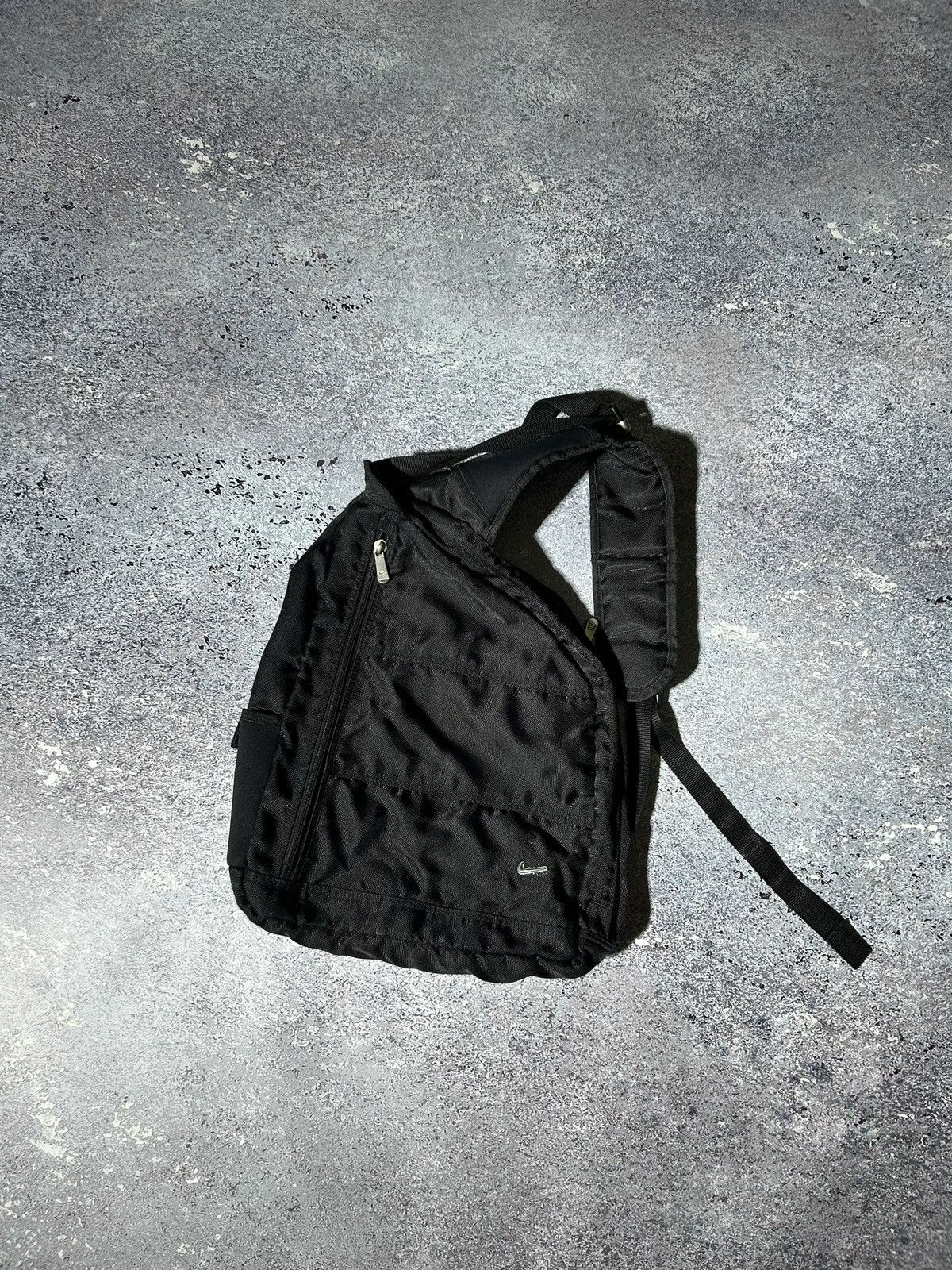 image of Vintage Nike Sling Bag Gorpcore Outdoor Style Swoosh Logo in Black, Men's