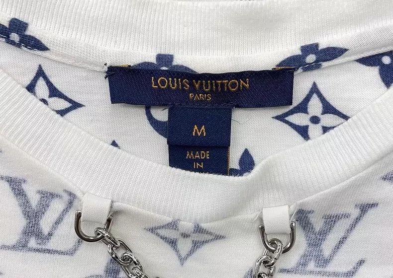 Louis Vuitton Louis Vuitton Neckline chain presbyopic full Logo short sl Size US M / EU 48-50 / 2 - 4 Thumbnail