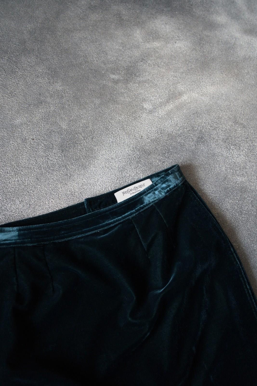 Saint Laurent Paris F/W 2003 Yves Saint Laurent by Tom Ford Velvet Mini Skirt Size 28" / US 6 / IT 42 - 5 Thumbnail