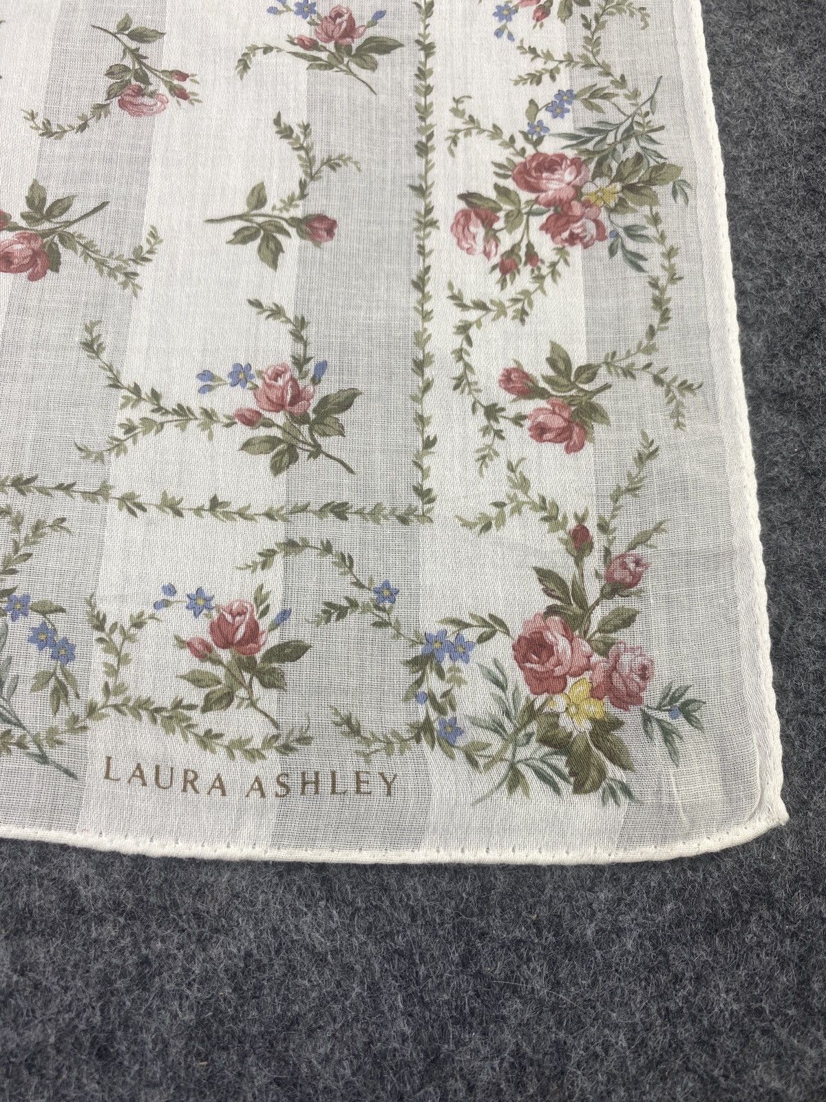 Laura Ashley × Vintage Laura Ashley floral handkerchief /Bandana /Neckerchief -B066 Size ONE SIZE - 5 Thumbnail