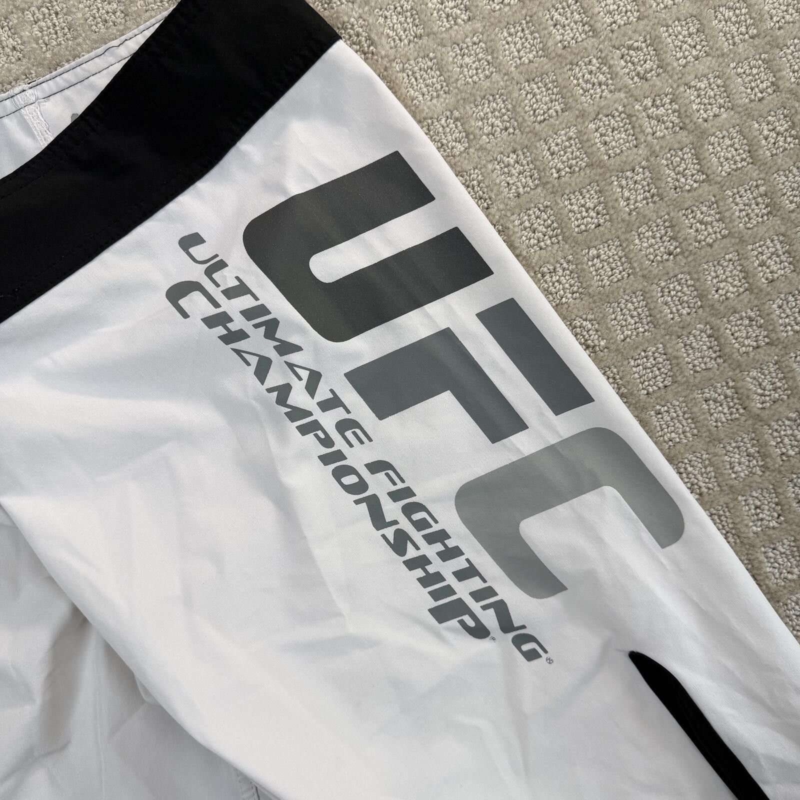 UFC UFC Fight Shorts MMA White Training Shorts Men 32 Size US 32 / EU 48 - 2 Thumbnail