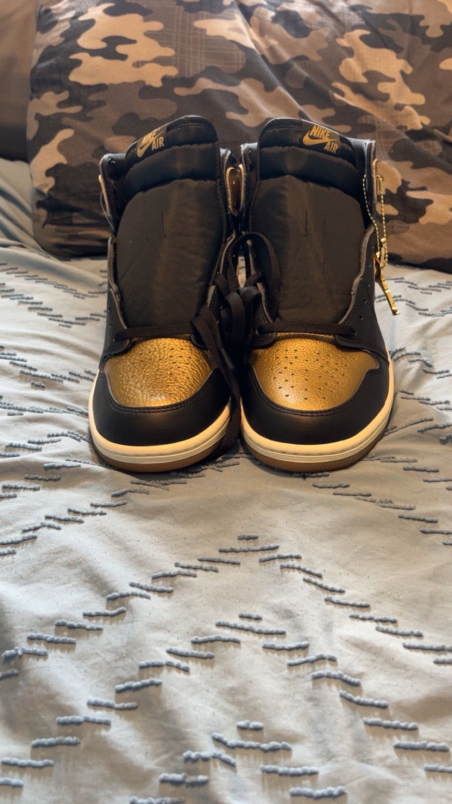 Jordan Brand Air Jordan 1 High sneakers in a black and metallic gold Size US 11.5 / EU 44-45 - 10 Thumbnail