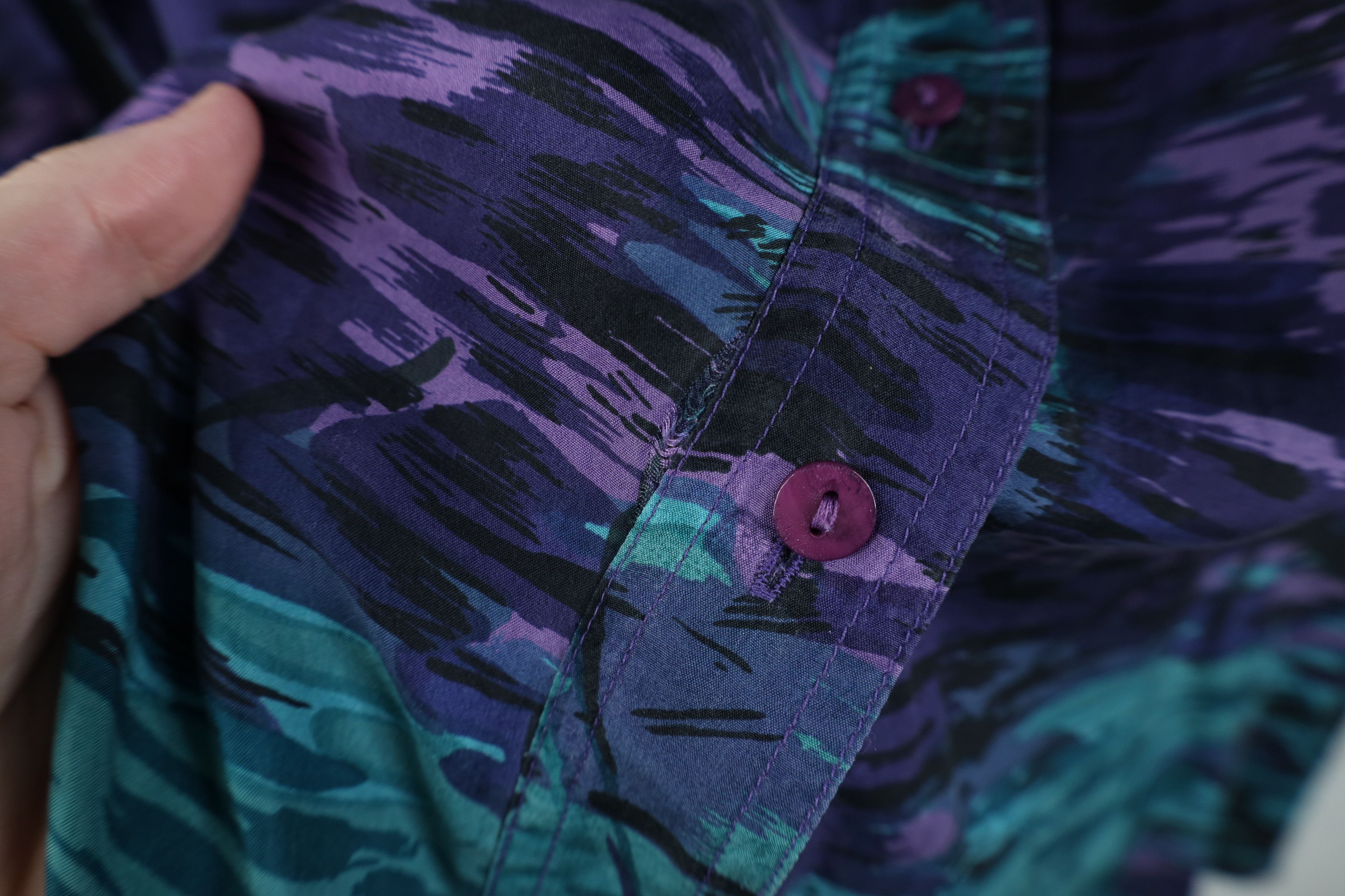 Vintage Vintage 90s Streetwear Baggy Silk Collared Button Shirt Size M / US 6-8 / IT 42-44 - 4 Thumbnail
