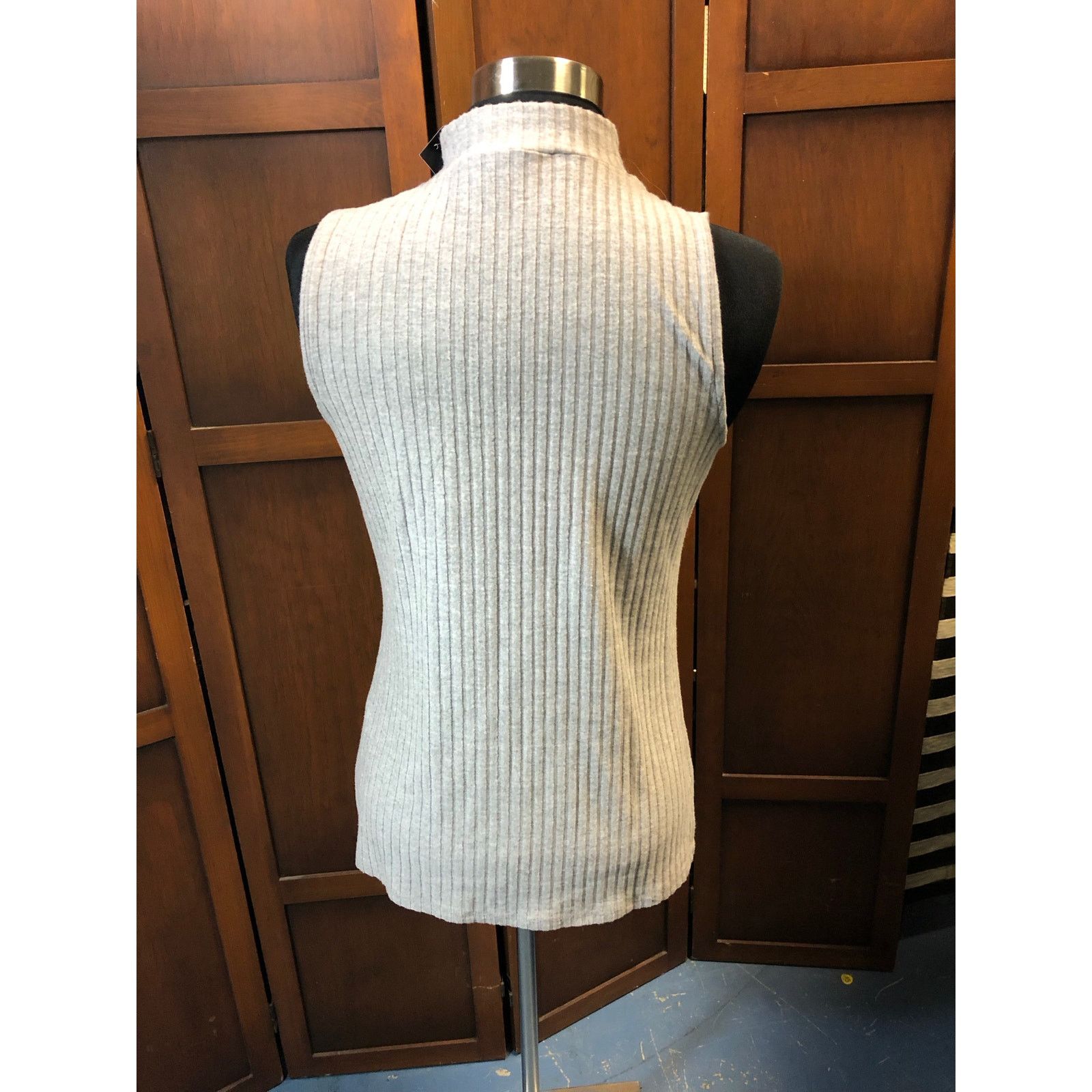 White House Black Market WhiteHouseBlackMarket Gray Sleeveless Shirt Size XS / US 0-2 / IT 36-38 - 3 Thumbnail