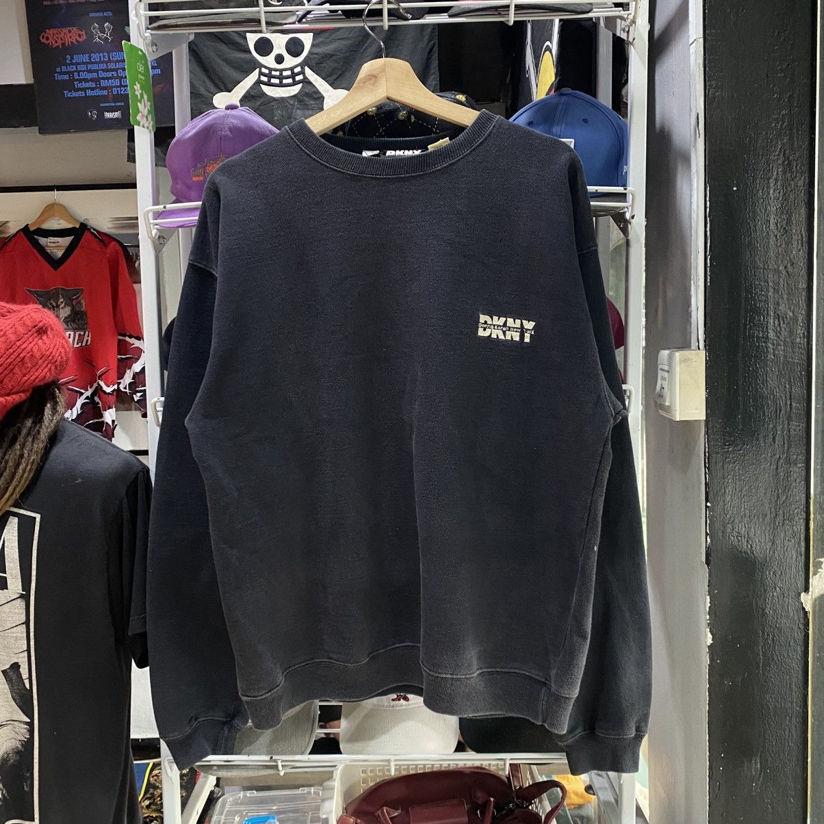 DKNY × Vintage Vintage DKNY Jeans Big Logo Sweatshirt Size US L / EU 52-54 / 3 - 2 Thumbnail