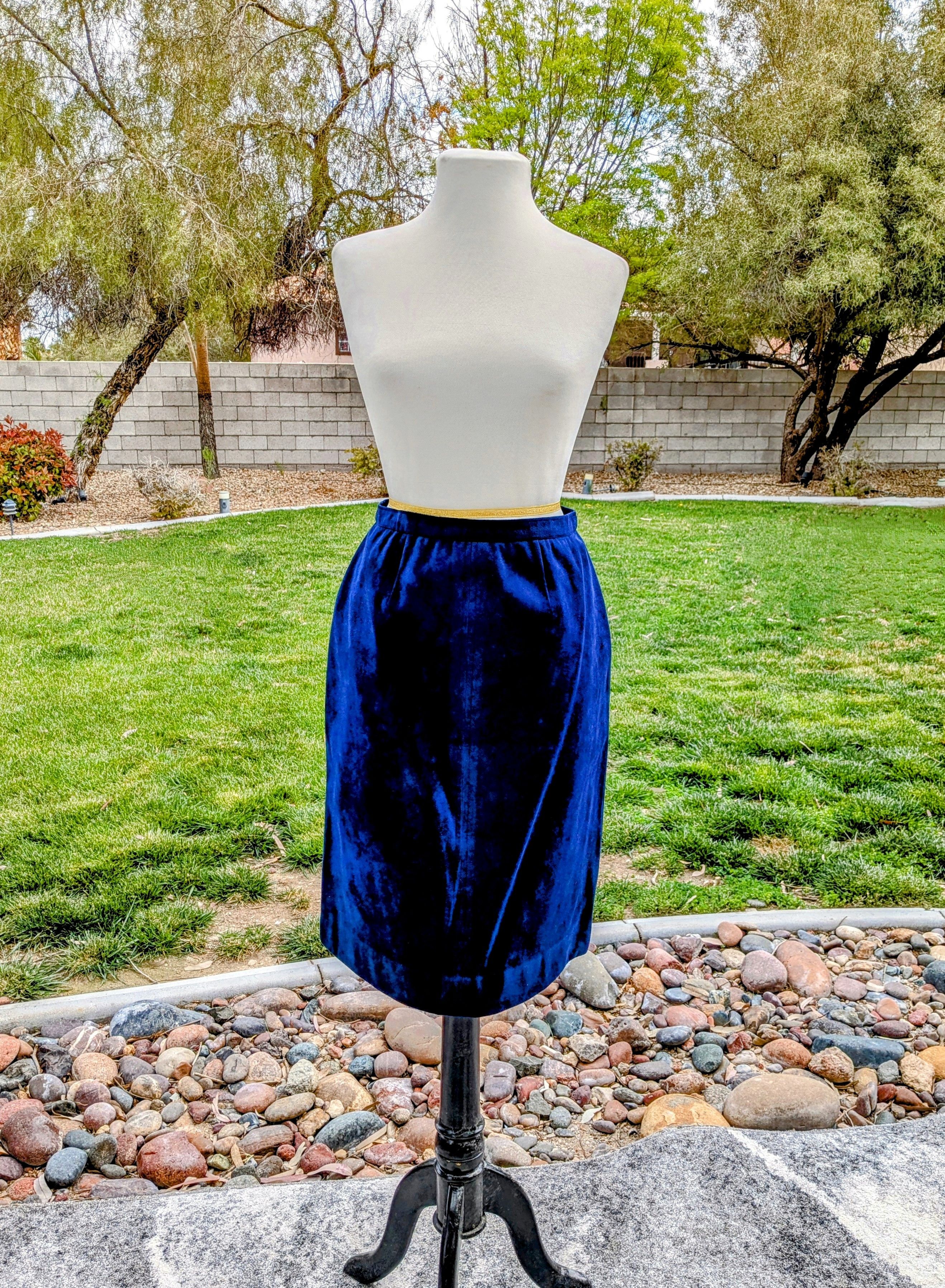 Vintage Vintage Suede Maxi Zip-Up Lined Long A-Line Petite Skirt Size 30" / US 8 / IT 44 - 1 Thumbnail