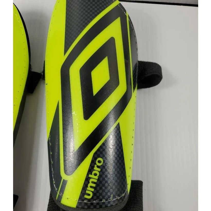 Umbro Umbro Jr Stirrup Soccer Shinguards 4' 7"- 5' 3" New Soccer Size ONE SIZE - 4 Thumbnail