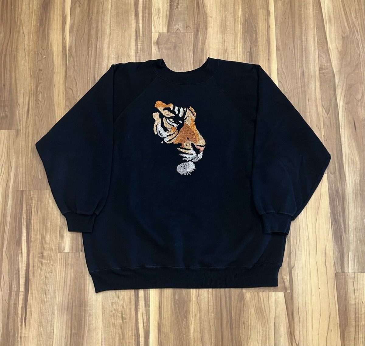 Vintage Vintage Hanes Embroidered Tiger Crewneck Size XL / US 12-14 / IT 48-50 - 1 Thumbnail