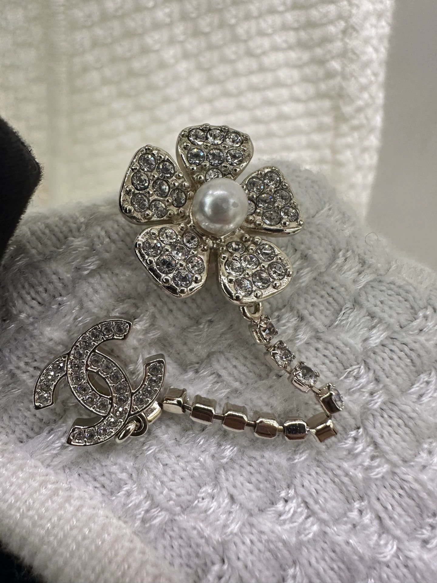 Chanel Chanel white camellia brooch knit cardigan 36 pearl flaw Size XS / US 0-2 / IT 36-38 - 6 Thumbnail