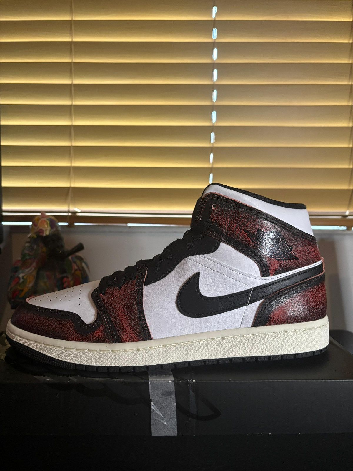 Jordan Brand Air Jordan 1 Mid SE 'Wear-Away' Size US 11 / EU 44 - 1 Thumbnail